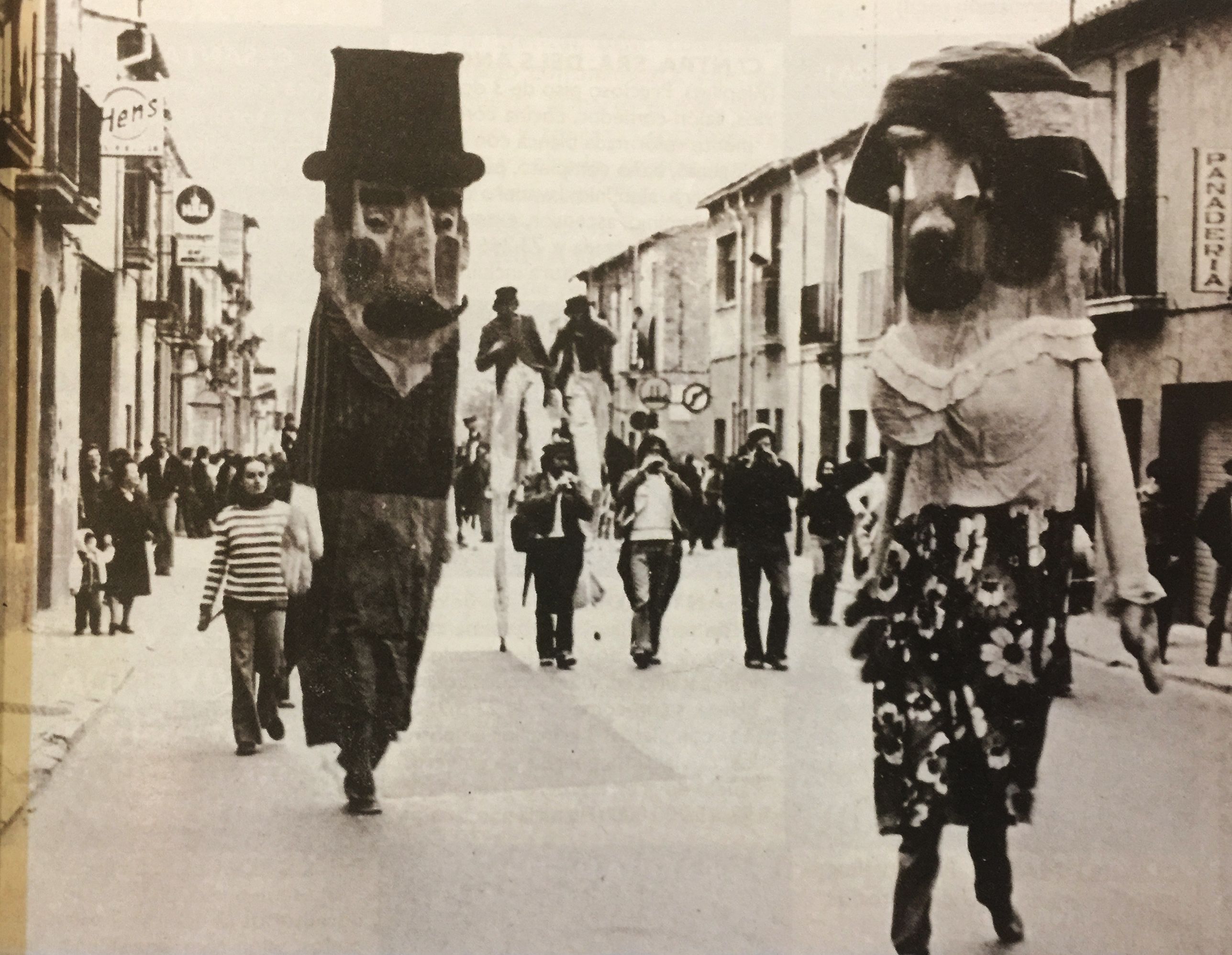 Cercavila de la Festa de Sant Martí. Carrer de Sant Ramon (1980) - Cedida per Albert Lázaro