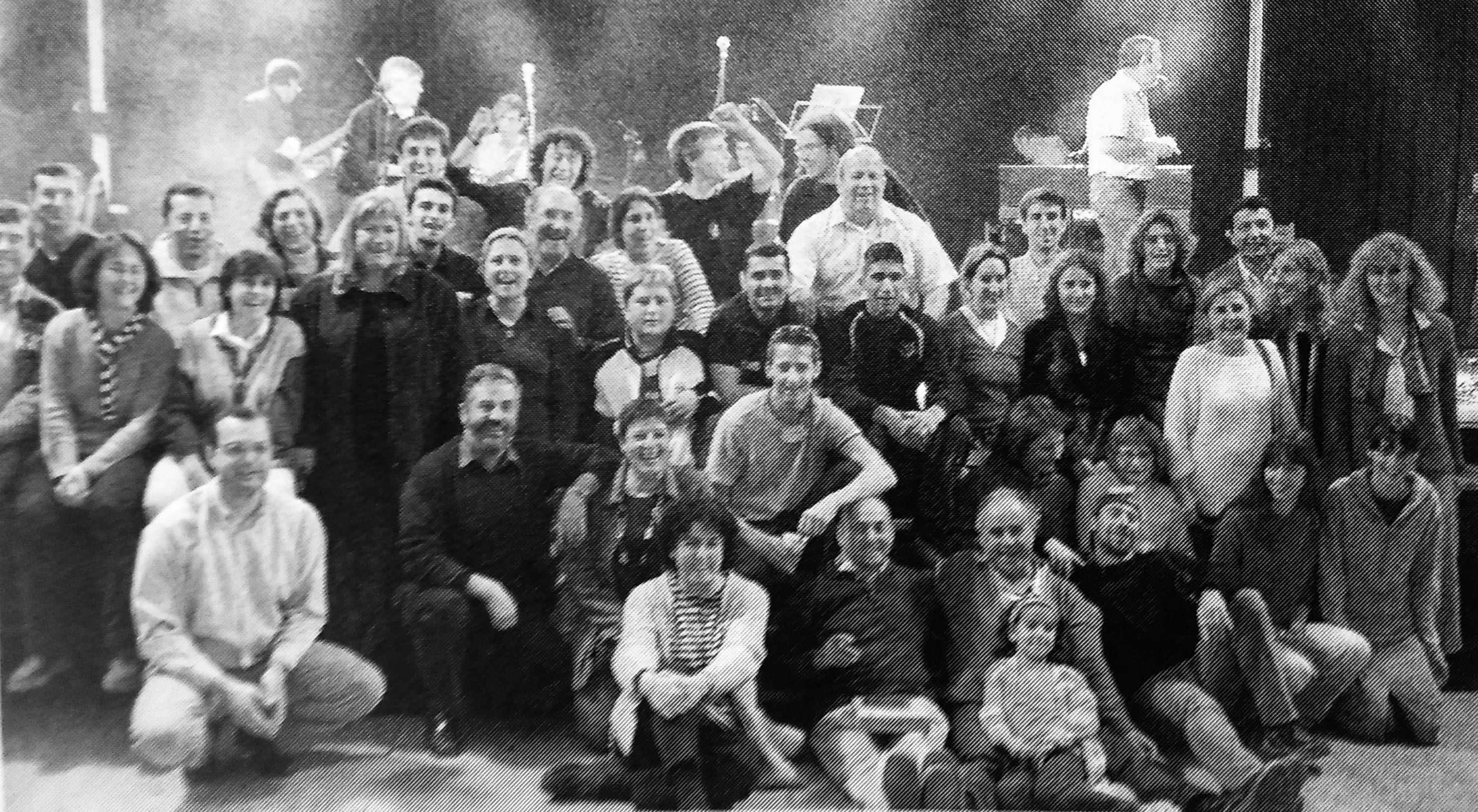 Foto de Família de La Comi, organitzadora de les Festes de Tardor 2001. Es va publicar al TOT Cerdanyola número 777 (2002)