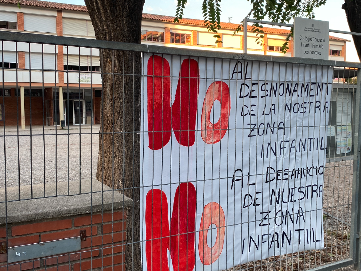Pancarta a l'entrada de l'escola Les Fontetes. FOTO: Mónica GM