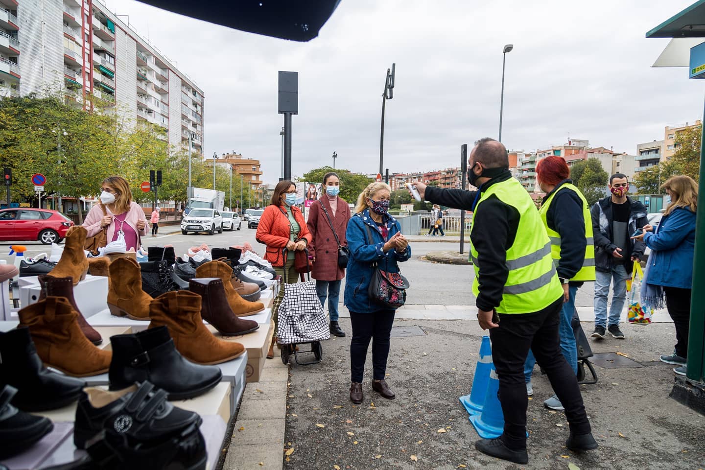 Control de temperatura a l'entrada del mercadal de Les Fontetes. FOTO: Ajuntament de Cerdanyola