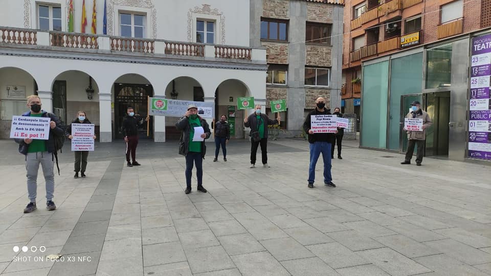 La PAH Ripollet-Cerdanyola durant la concentració davant l'Ajuntament / Cedida