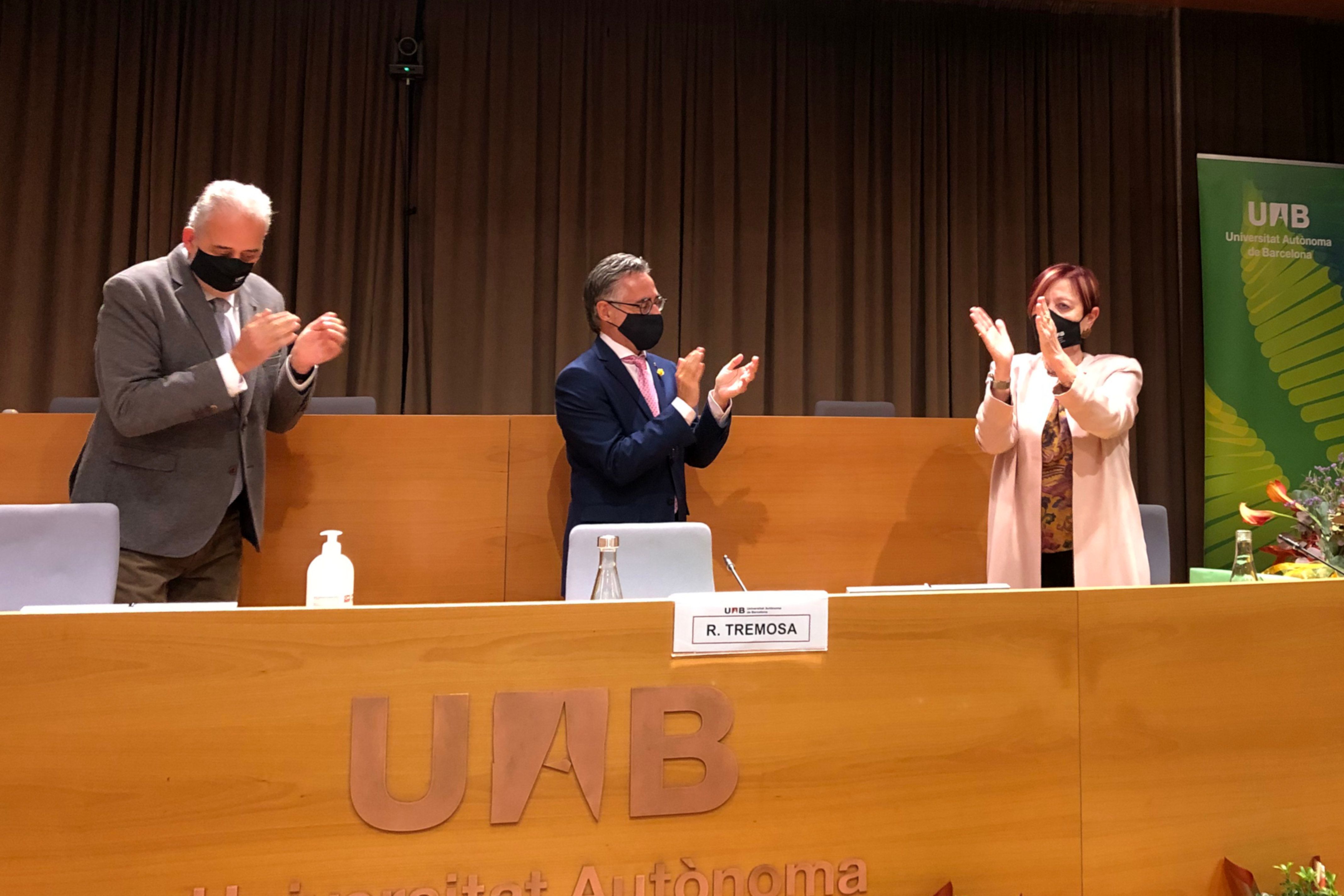 La rectora sortint de la UAB, Margarita Arboix, aplaudida pel conseller Ramon Tremosa i el nou rector Javier Lafuente. FOTO: UAB