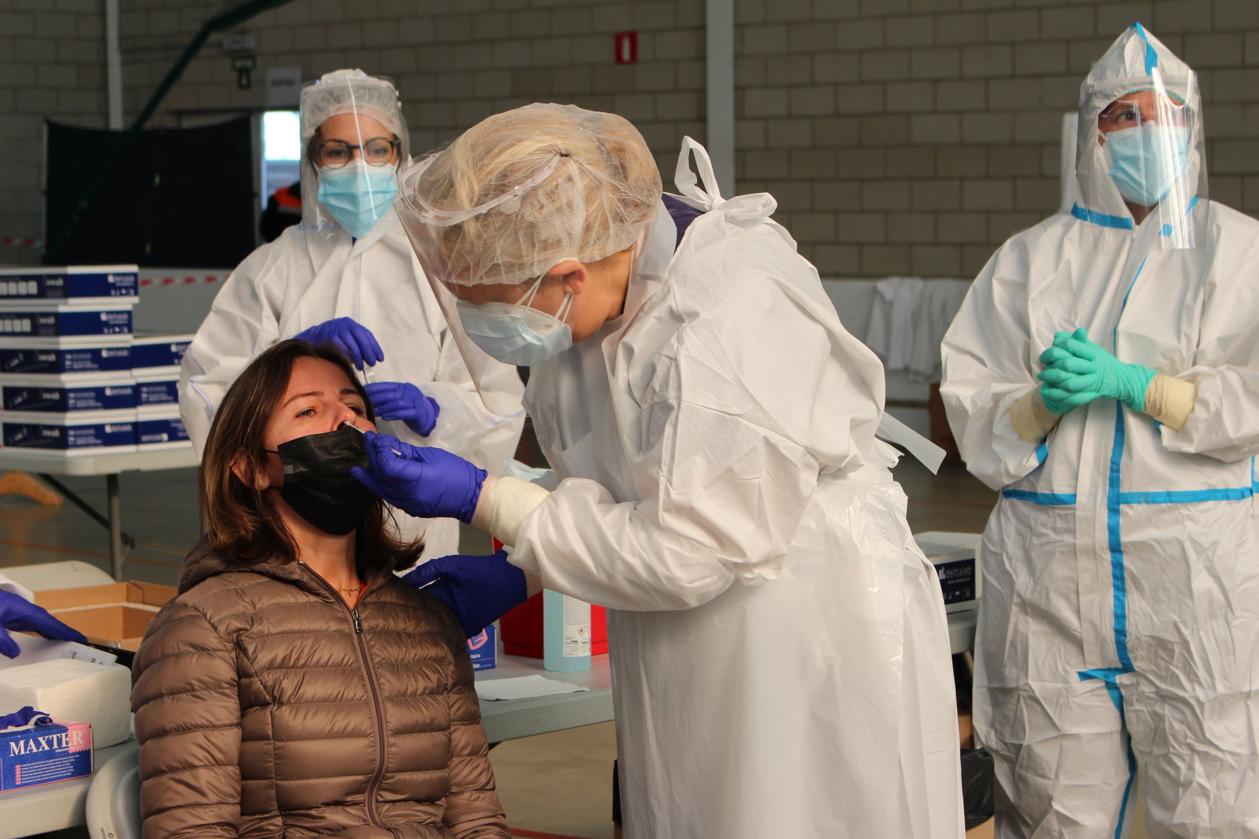 Una dona fent-se una prova PCR. FOTO: Departament de Salut