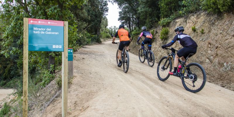 Circular en bicicleta per pistes amples i a la velocitat permesa - Parc de la Serralada Litoral. FOTO: Ricard Badia / Diputació de Barcelona