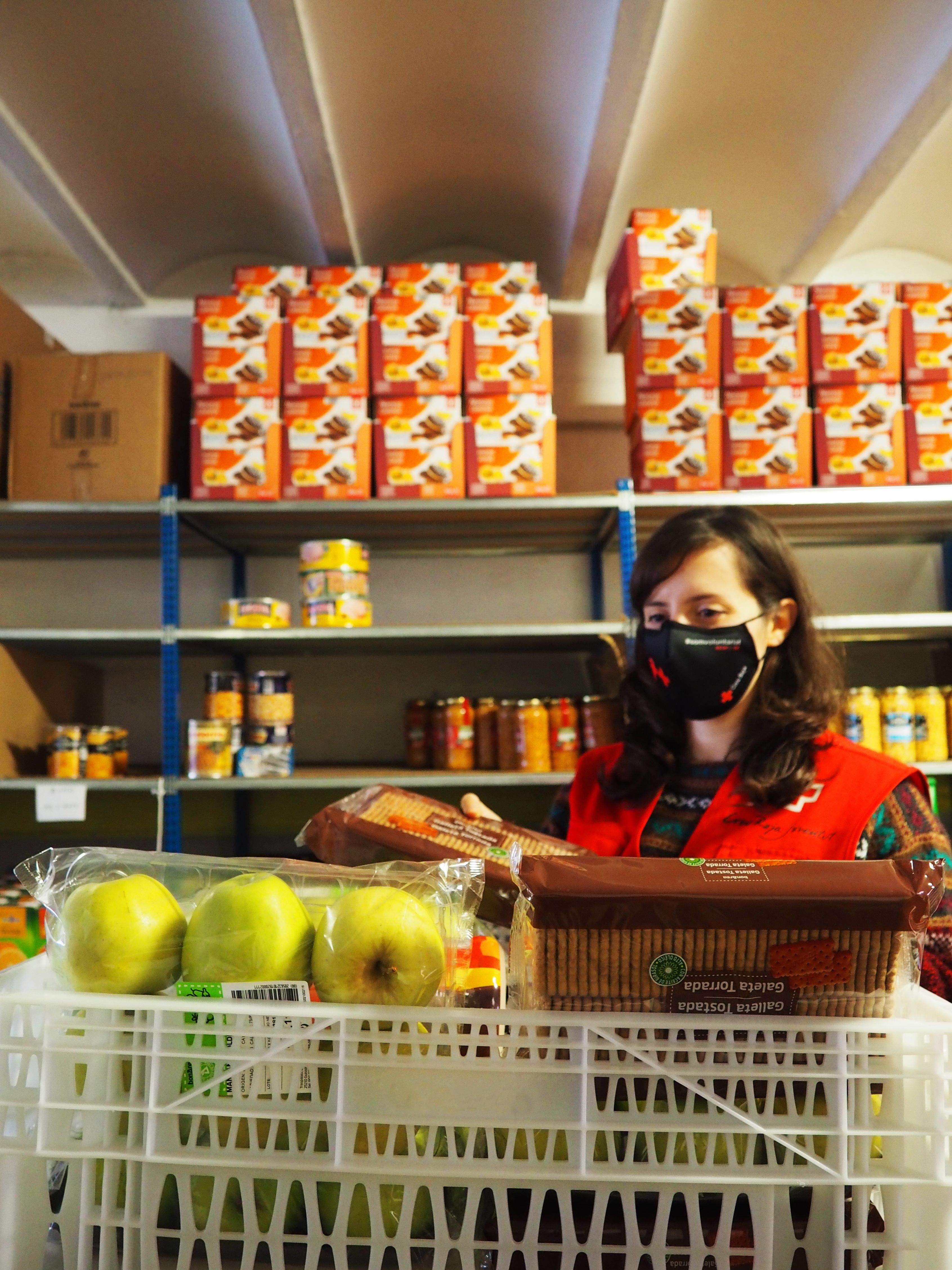 Sara Ferraz, voluntària de Creu Roja, treballant a la seu de Cerdanyola. FOTO: Mónica GM