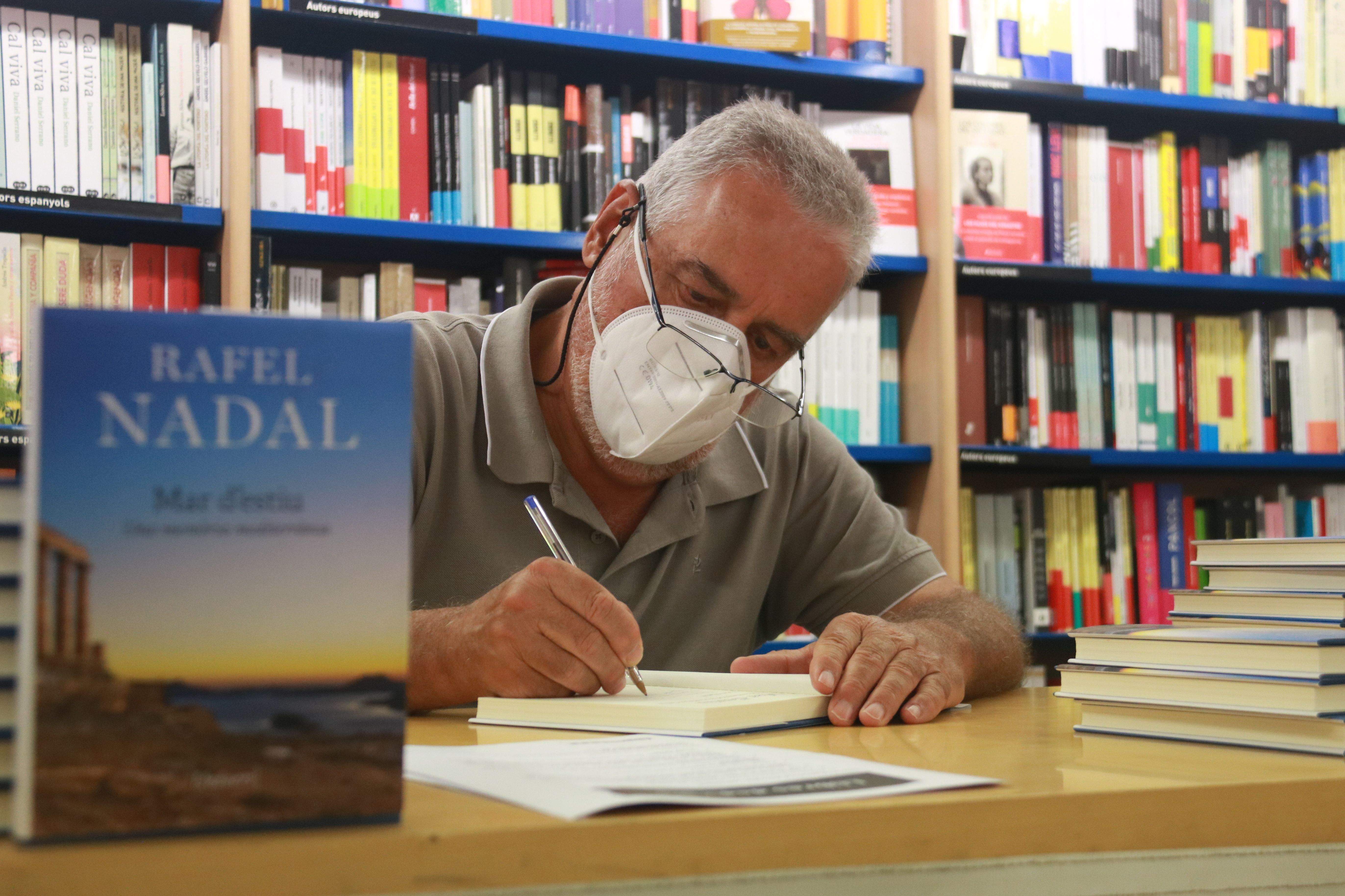 L'escriptor Rafel Nadal signant llibres de 'Mar d'estiu' a Barcelona, el 16 de juliol del 2020. FOTO: Pere Francesch