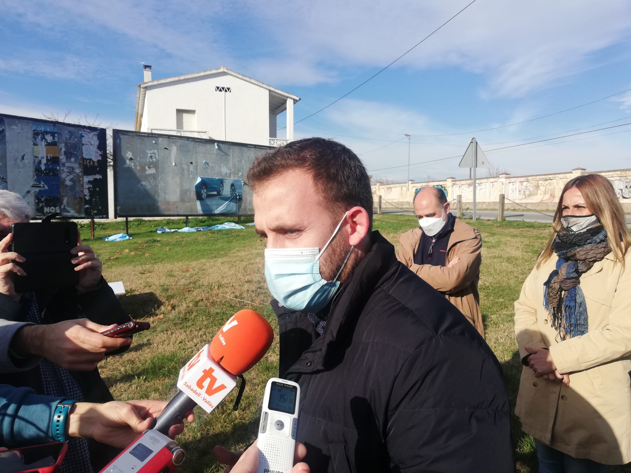 L’alcalde de Cerdanyola, Carles Cordón, davant la ubicació del nou hospital. FOTO: Toni Alfaro