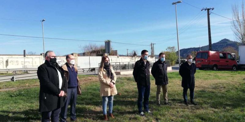 Els polítics socialistes, a l’emplaçament del futur hospital. FOTO: Toni Alfaro