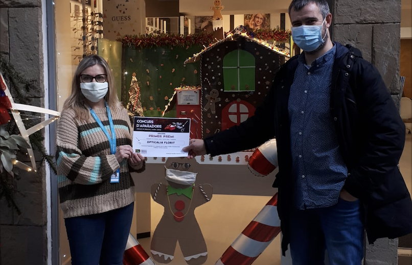 El president de l'associació, Xavi Olivé, entrega el premi a Opticalia Florit. FOTO: Cedida