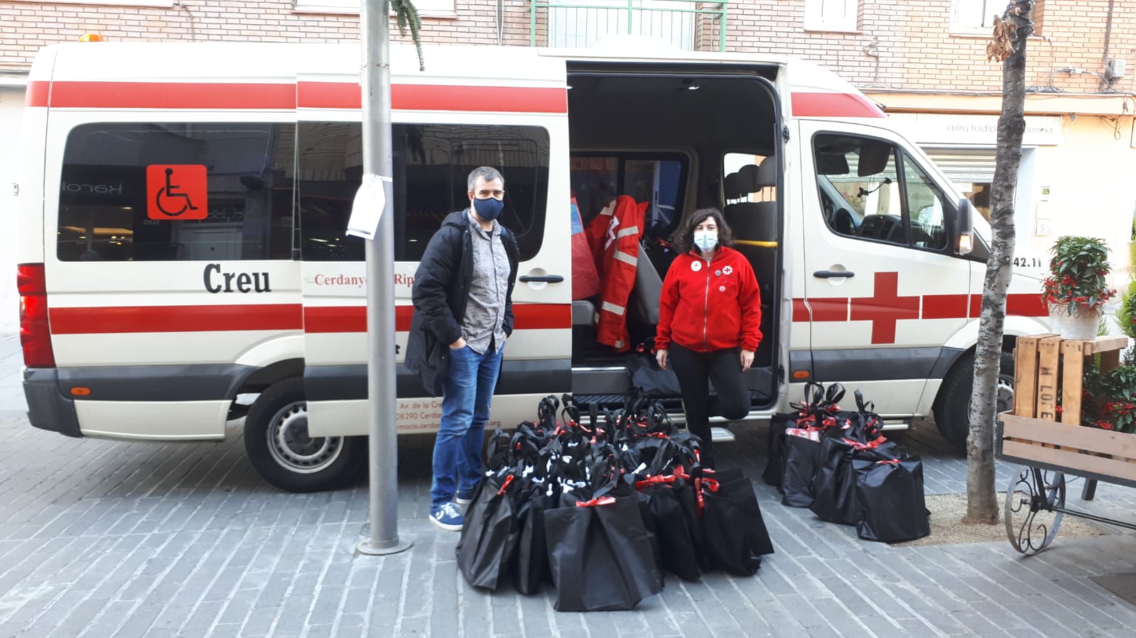 Xavi Olivé entrega els lots a la Creu Roja. FOTO: Cedida