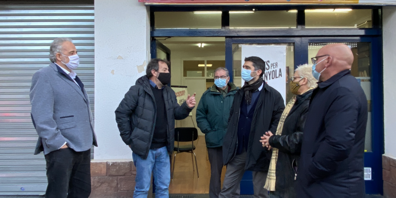 Javier Lafuente, Joan Sánchez, Jordi Puigneró, Àngels Guimerà i altres membres de Junts al local del carrer Tort. FOTO: Mónica GM