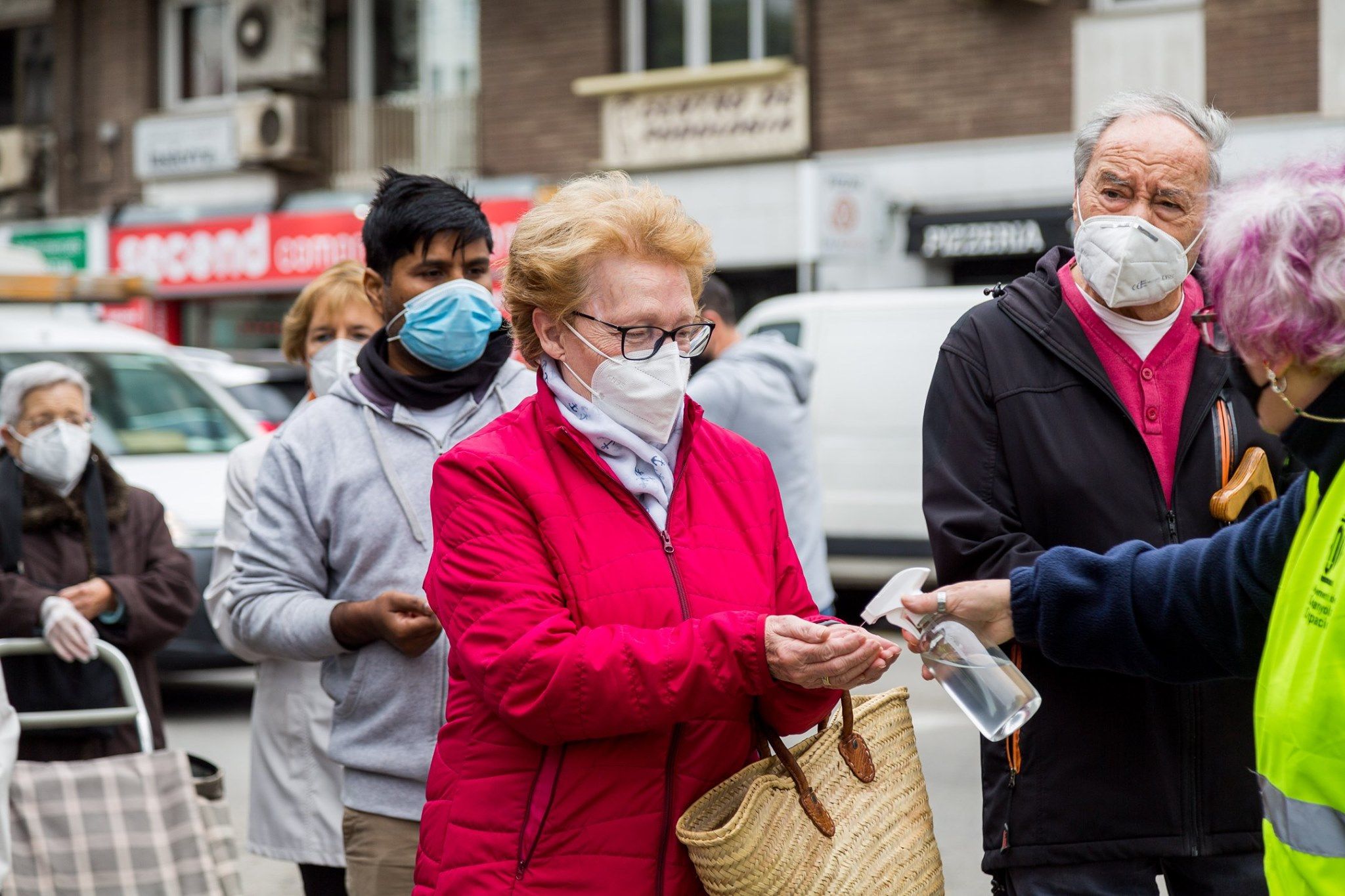 Una dona es posa gel hidroalcòholic a Cerdanyola. FOTO: Núria Puentes (Ajuntament de Cerdanyola)