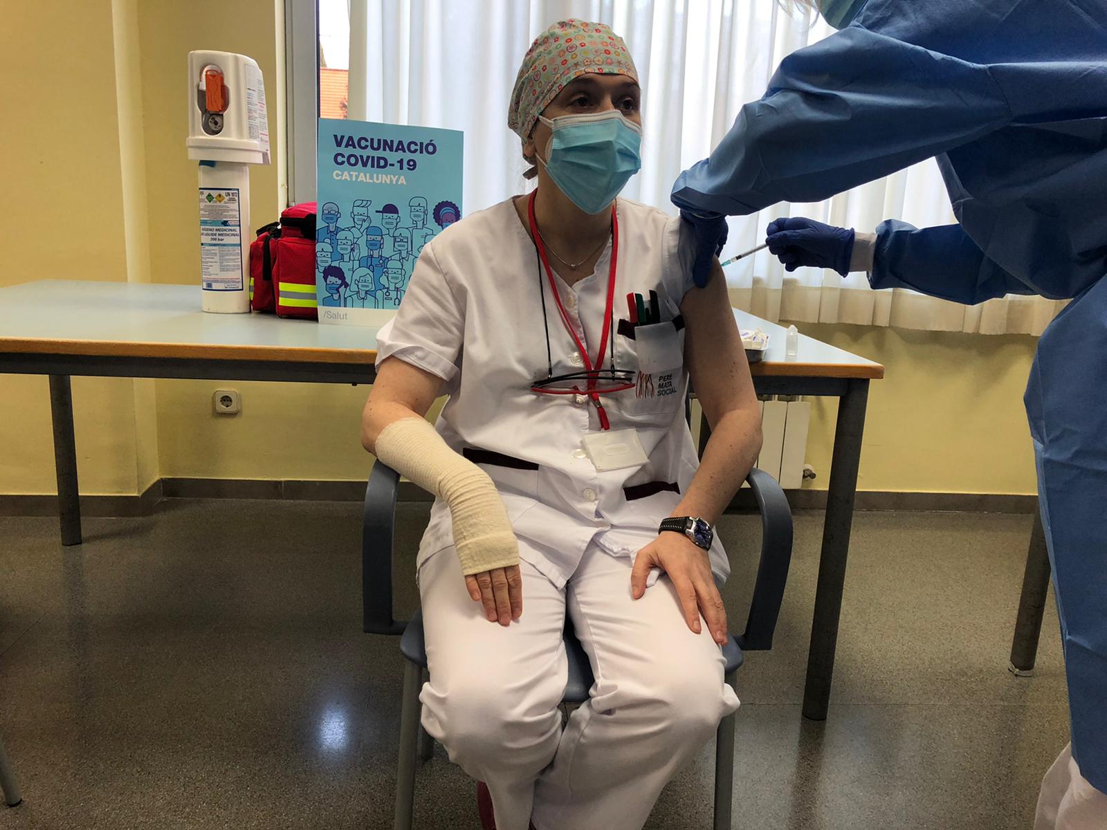 La treballadora de la residència, Olga Villalba, rep la vacuna de la Covid-19. FOTO: Cedida