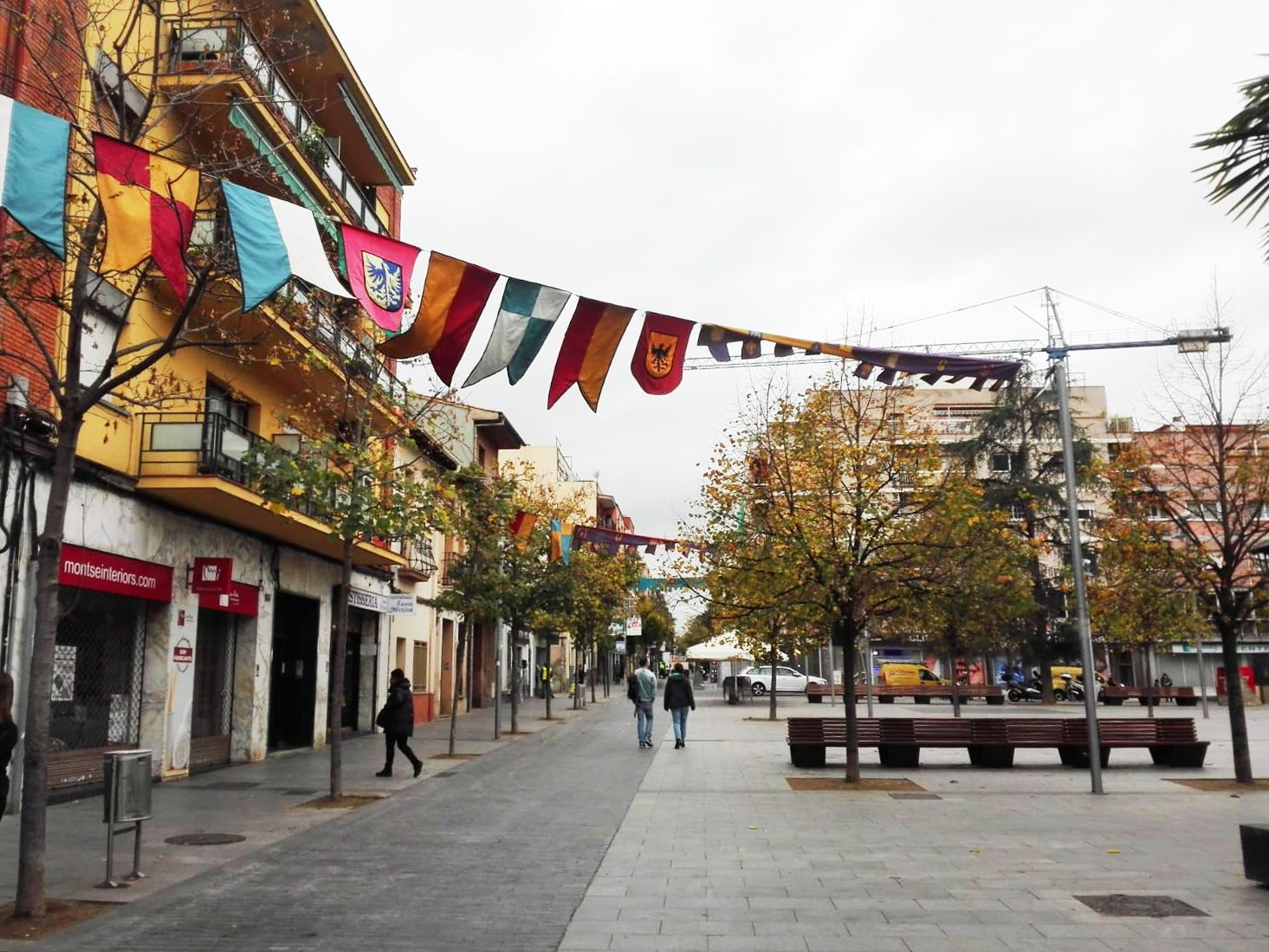 Cerdanyola adornada per a la Festa Major de Sant Martí