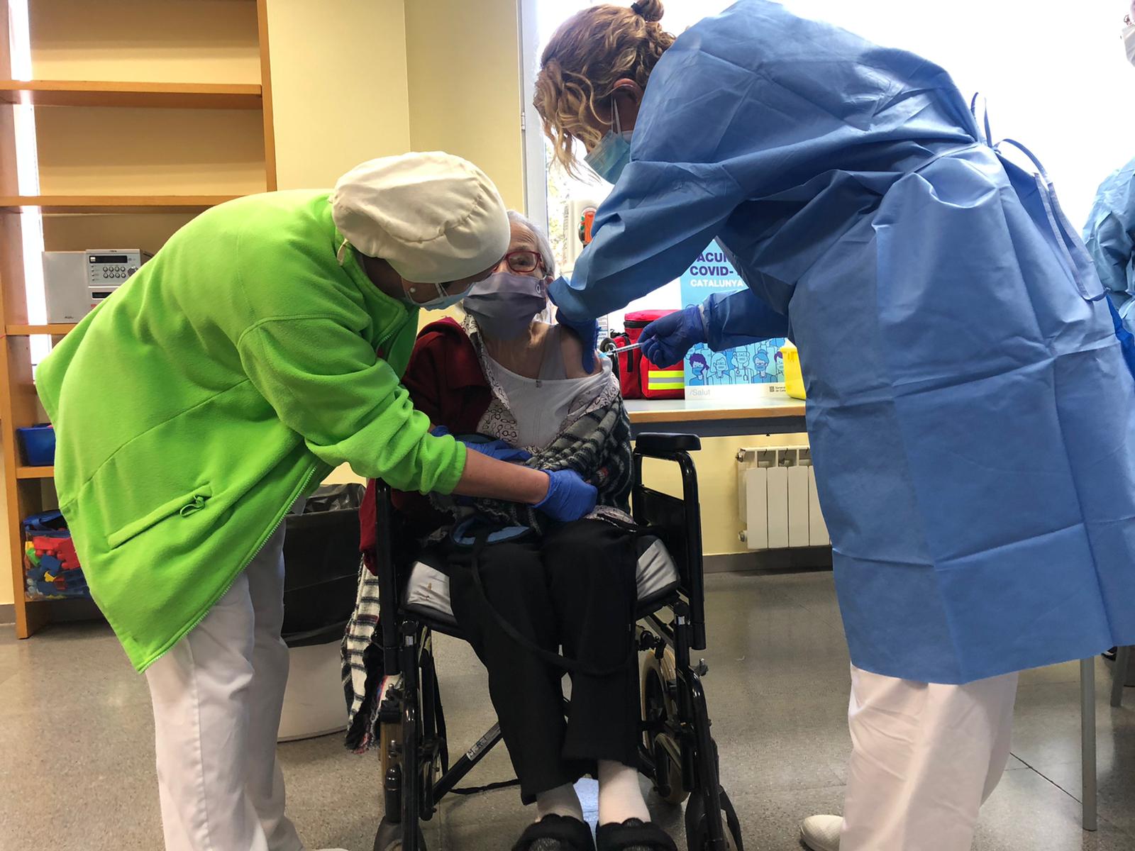 Vacunació de Remedios Blanco, la primera en vacunar-se contra la Covid-19 a Cerdanyola. FOTO: Ajuntament de Cerdanyola