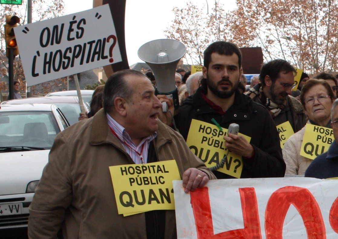 Ignacio Barquín participant en una manifestació per demanar l'hospital Ernest Lluch. FOTO: @carlesescola78 (Arxiu)
