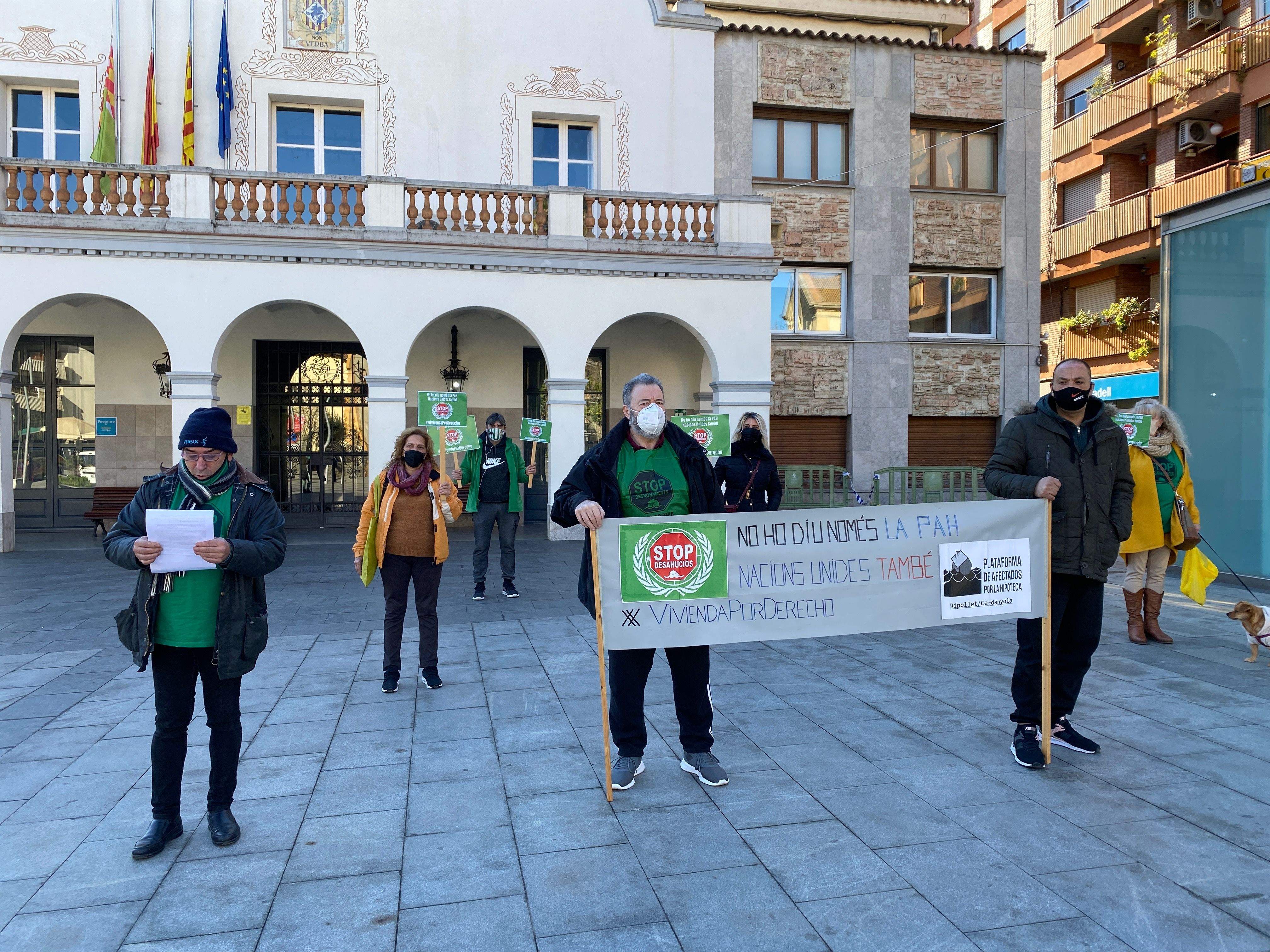 Membres de la PAH durant la cassolada d'aquest matí / Laura Arias