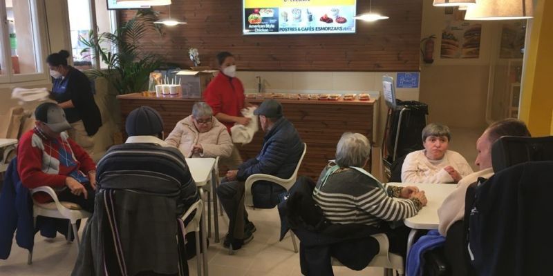 Dinant al MCDonalds del Catalonia Village. FOTO: Cedida