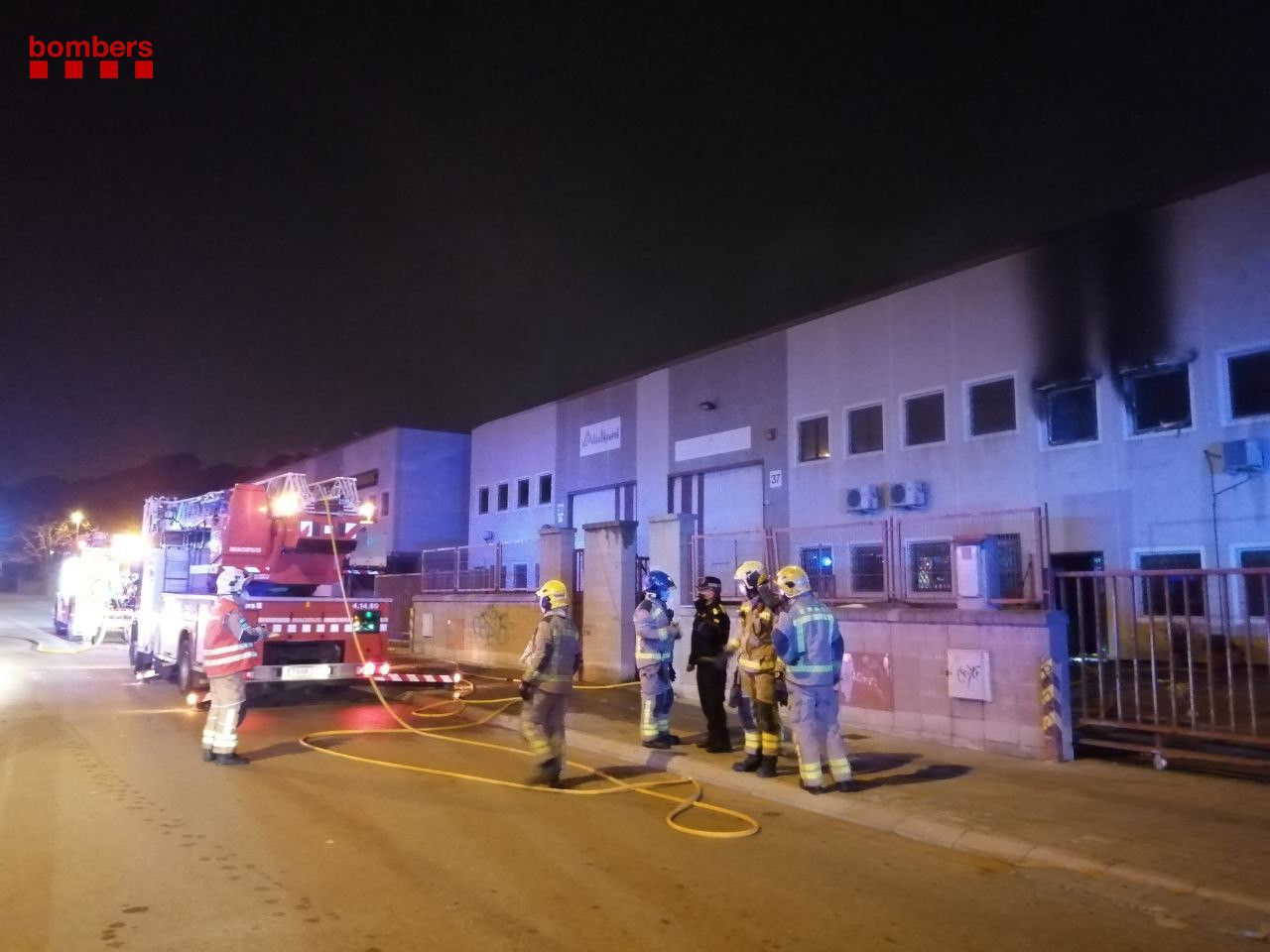 Bombers treballant en l'extinció de l'incendi / @bomberscat