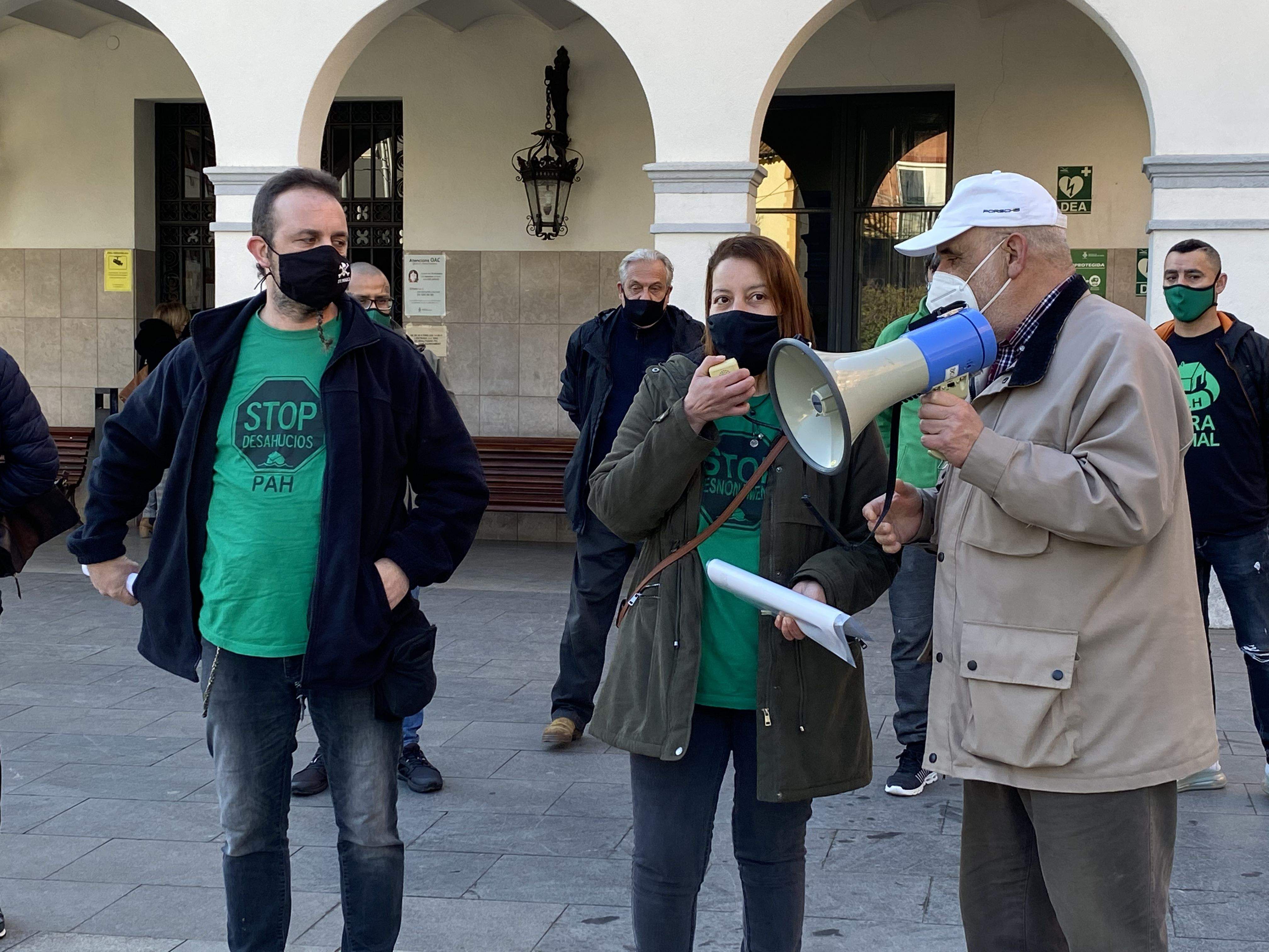 La Yasmina agraeix el suport de la PAH davant la seva problemàtica. FOTO: Mónica GM