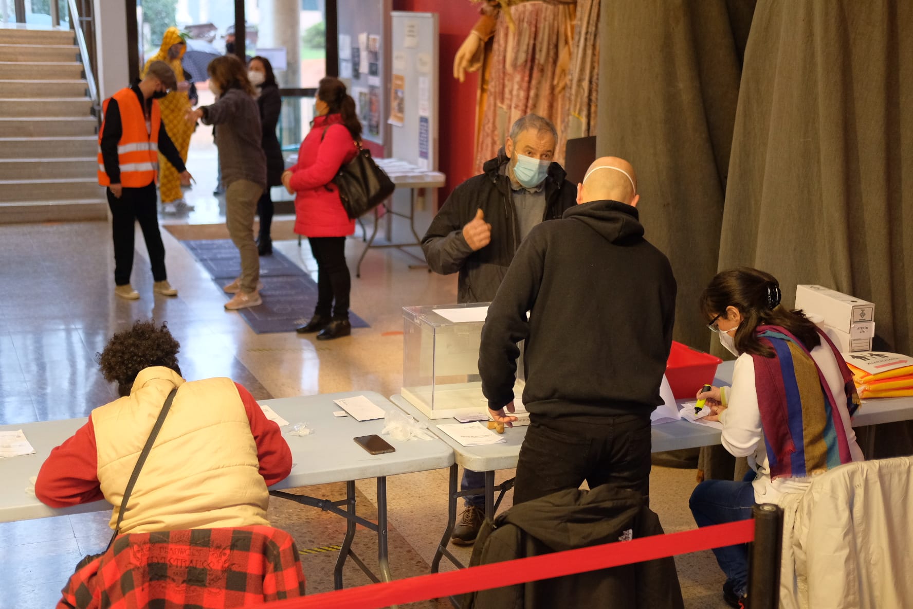 Primeres votacions a Cerdanyola del Vallès / Foto: Ale Gómez Primeres votacions a Cerdanyola del Vallès / Foto: Ale Gómez
