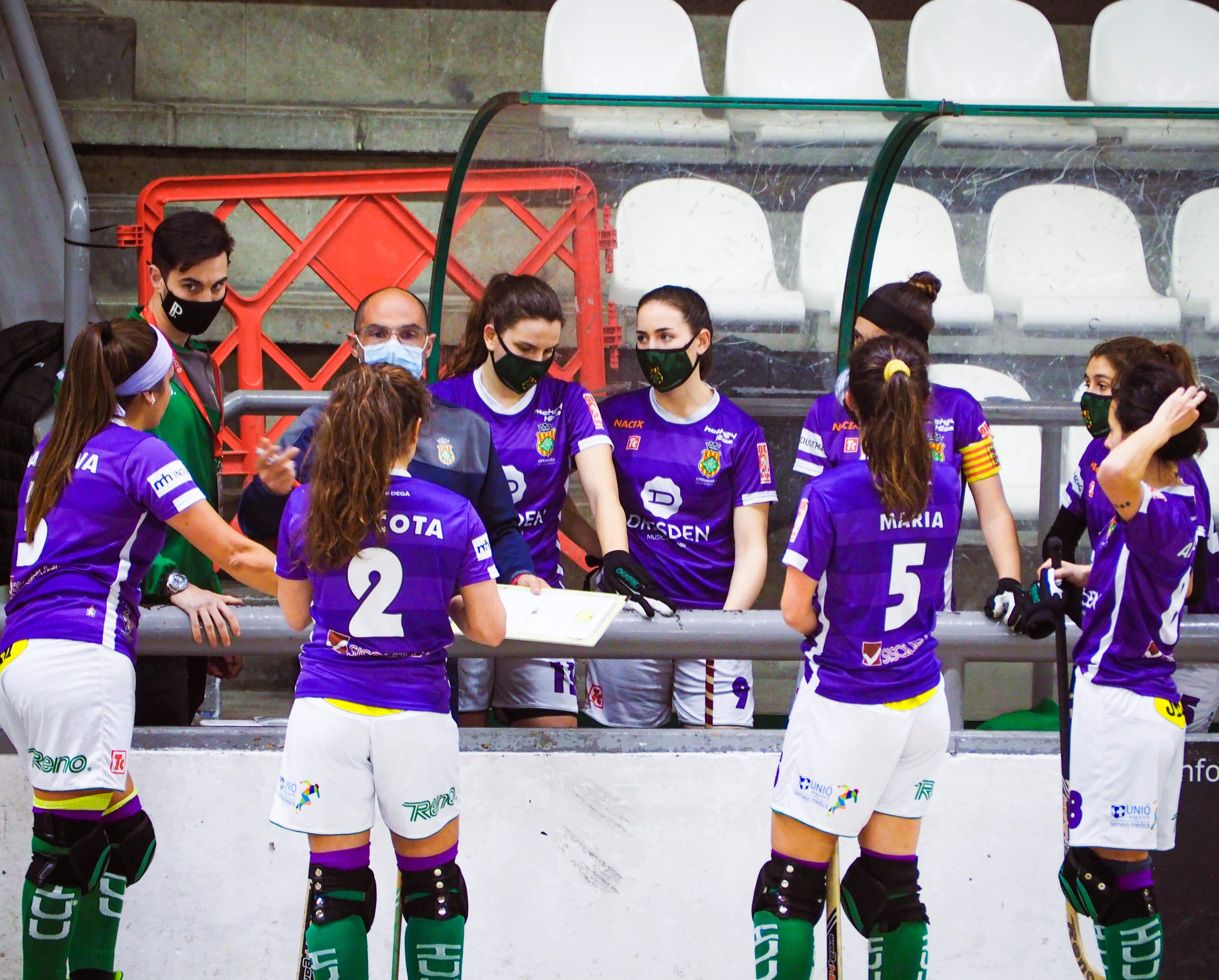 El Cerdanyola CH en un temps mort a Can Xarau. FOTO: Mónica GM