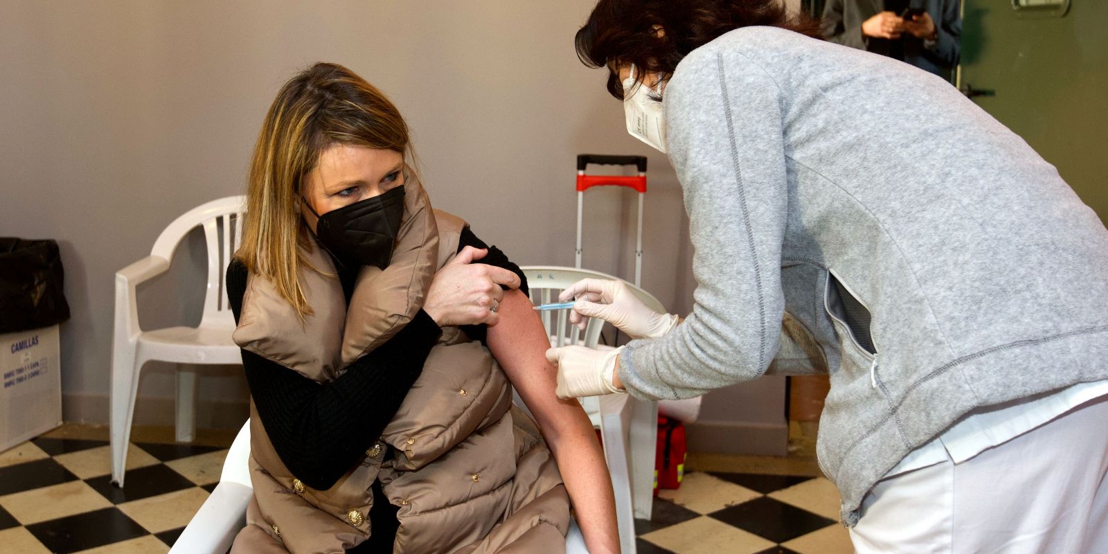 Una farmacèutica rebent una de les primeres vacunes d'AstraZeneca al punt de vacunació. FOTO: ACN Una farmacèutica rebent una de les primeres vacunes d'AstraZeneca al punt de vacunació. FOTO: ACN