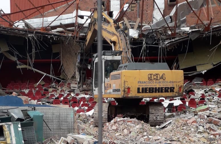 L'interior d'una de les sales de El Punt es veu entre la runa. FOTO: Danny Romero