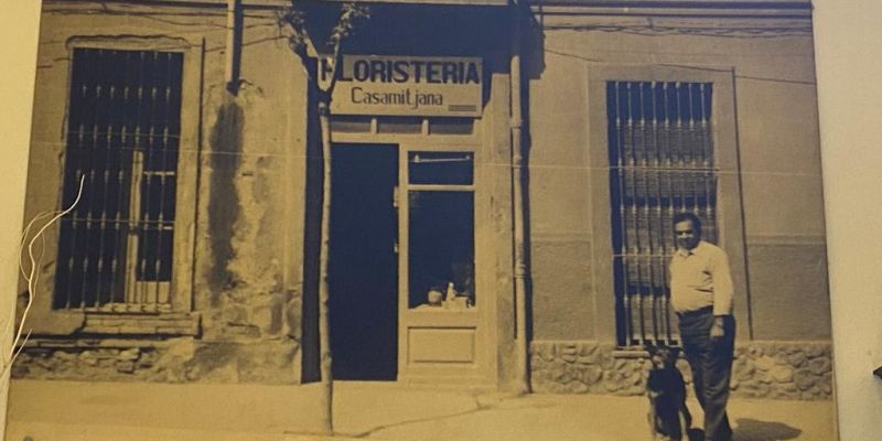El dia que es va penjar el cartell de la Floristeria Casamitjana / Cedida El dia que es va penjar el cartell de la Floristeria Casamitjana / Cedida