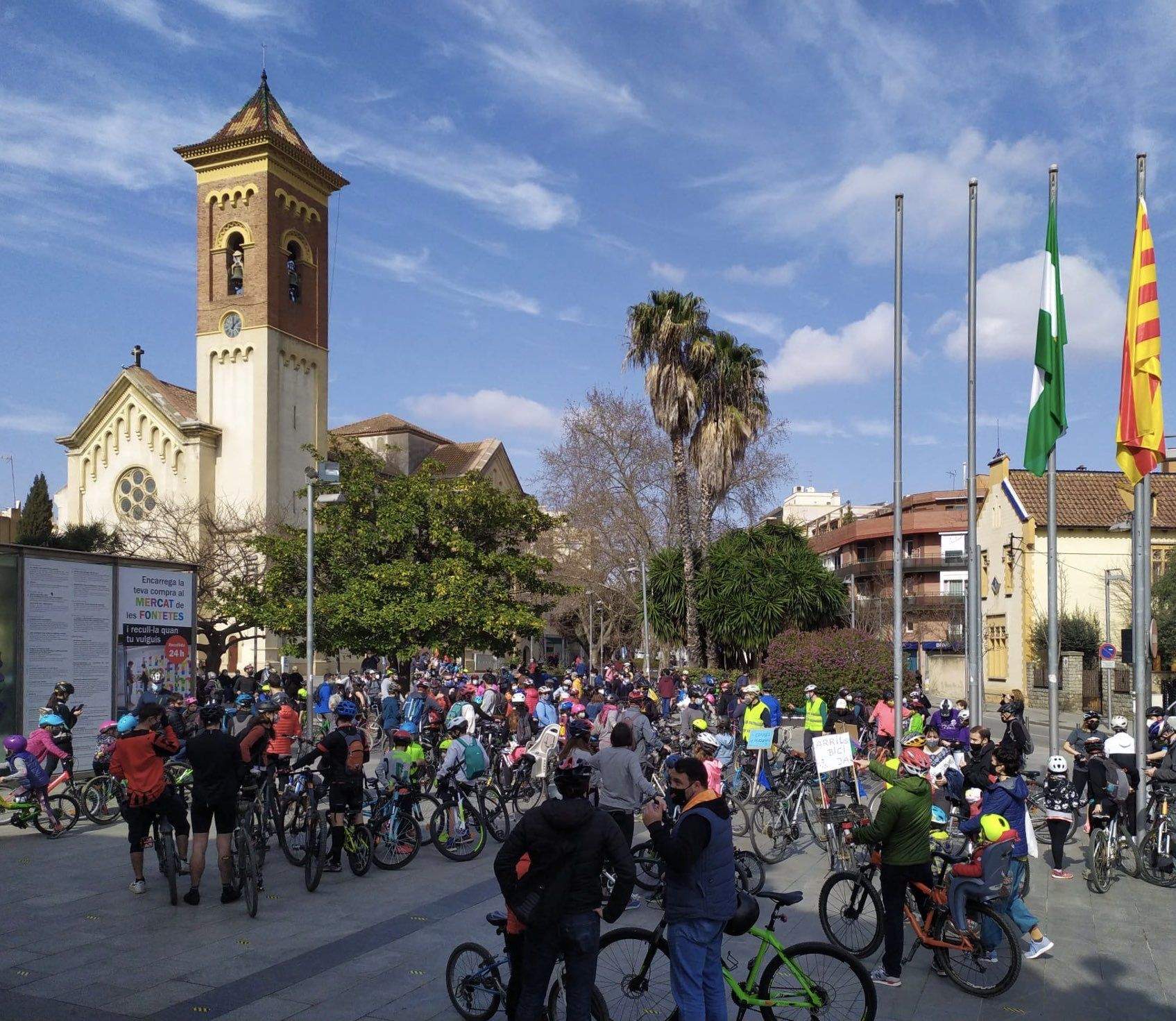 Concentració de bicis a la plaça de Francesc Layret. FOTO: SomBici Cerdanyola