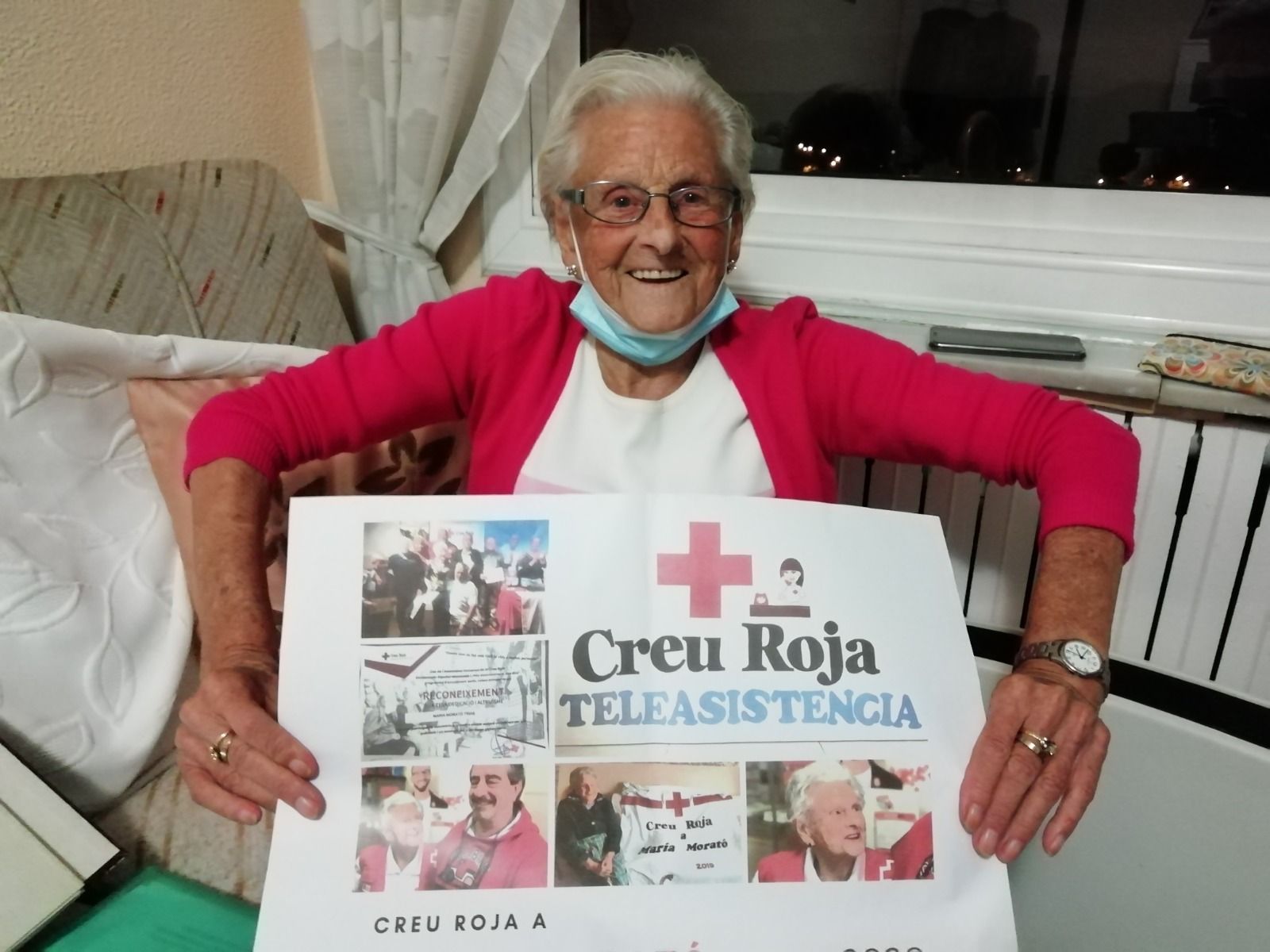 La Maria ensenya els reconeixements per la seva tasca amb la Creu Roja. FOTO: Cedida