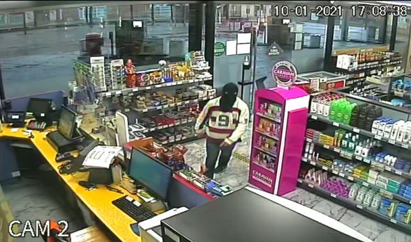 Imatge d'un dels robatoris en una benzinera. FOTO: Mossos d'Esquadra