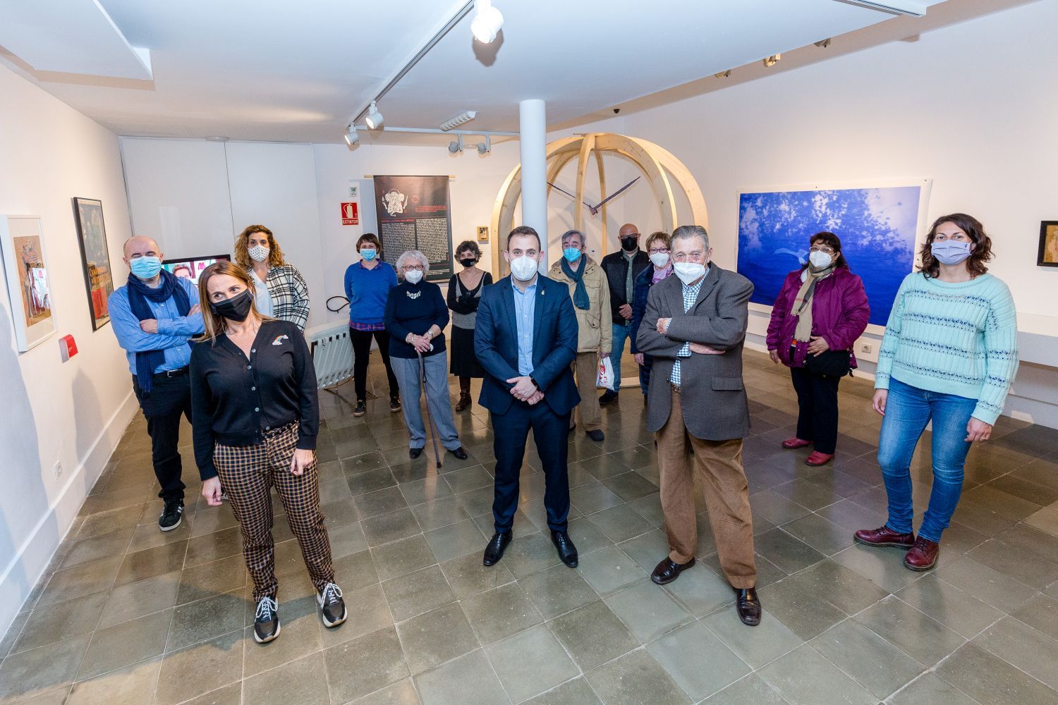 Autoritats, representants del MAC i dones artistes en la presentació de l'exposició. FOTO: Ajuntament de Cerdanyola