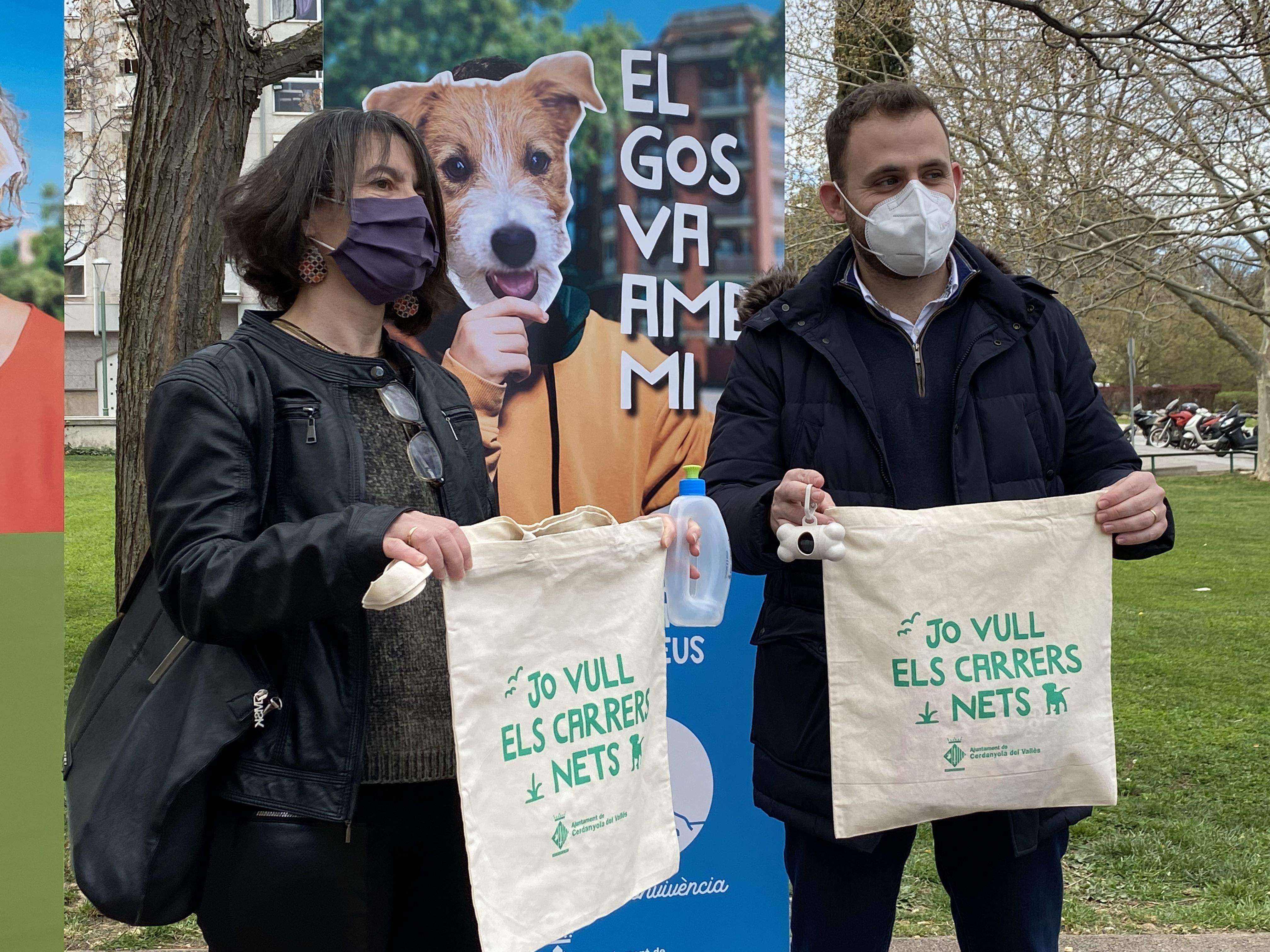 La regidora Eulàlia Mimó i l'alcalde Carlos Cordón presenten la campanya 'Jo vull els carrers nets'. FOTO: Mónica GM