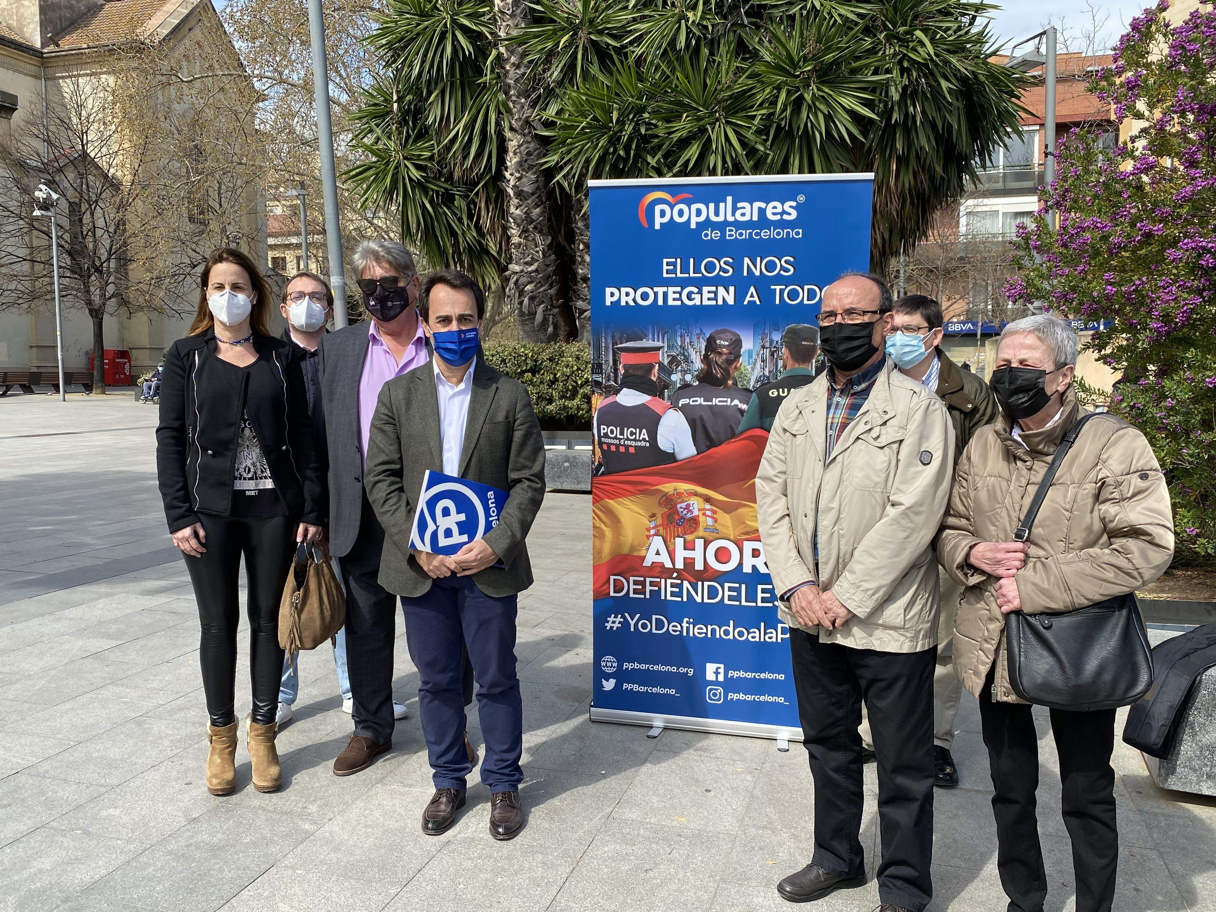 Representants del PP a la plaça de l'Abat Oliba. FOTO: Mónica GM Representants del PP a la plaça de l'Abat Oliba. FOTO: Mónica GM