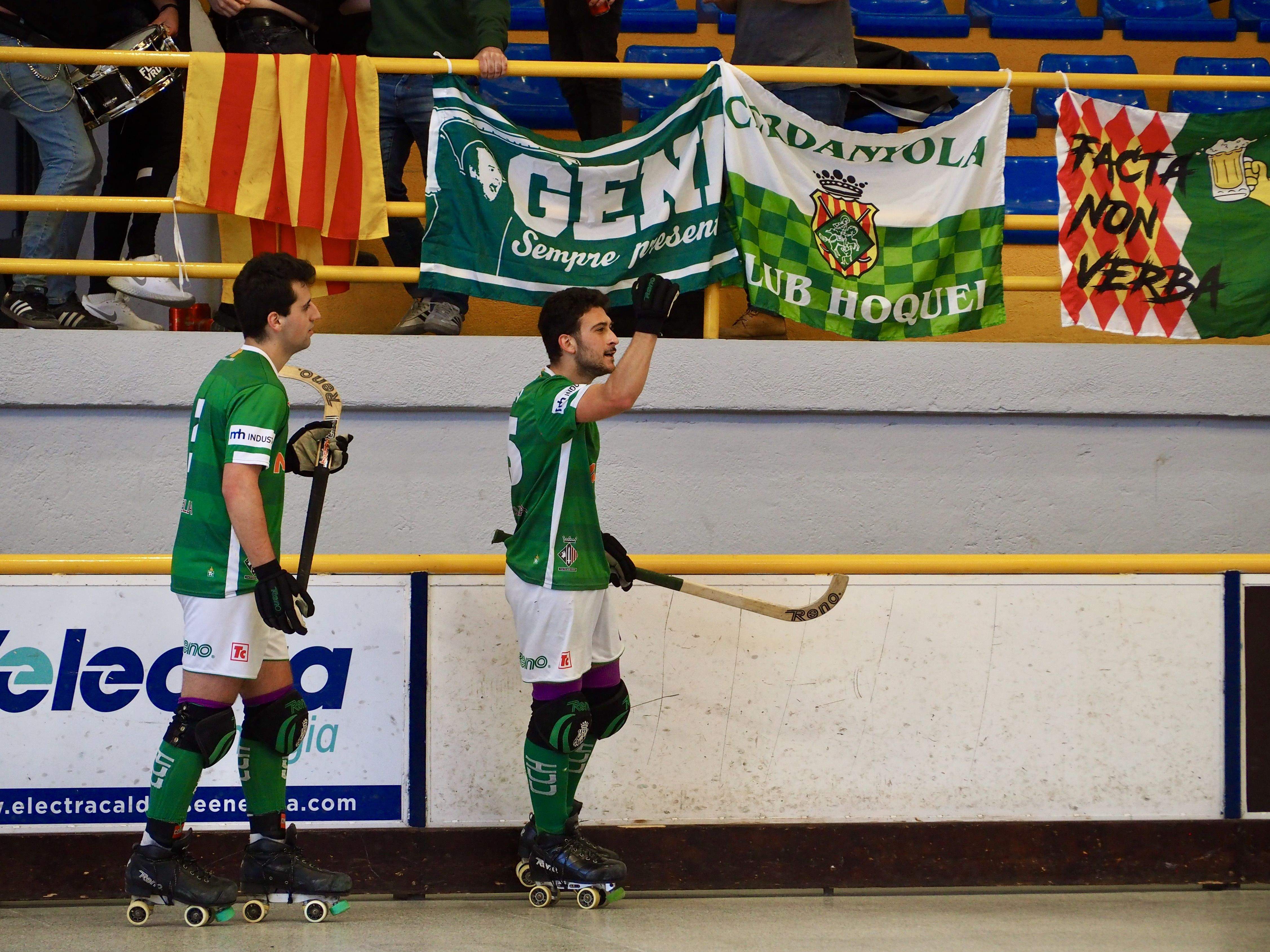 Ot Planes i Kilian Torrico celebren un gol a la pista del CH Caldes. FOTO: Mónica GM