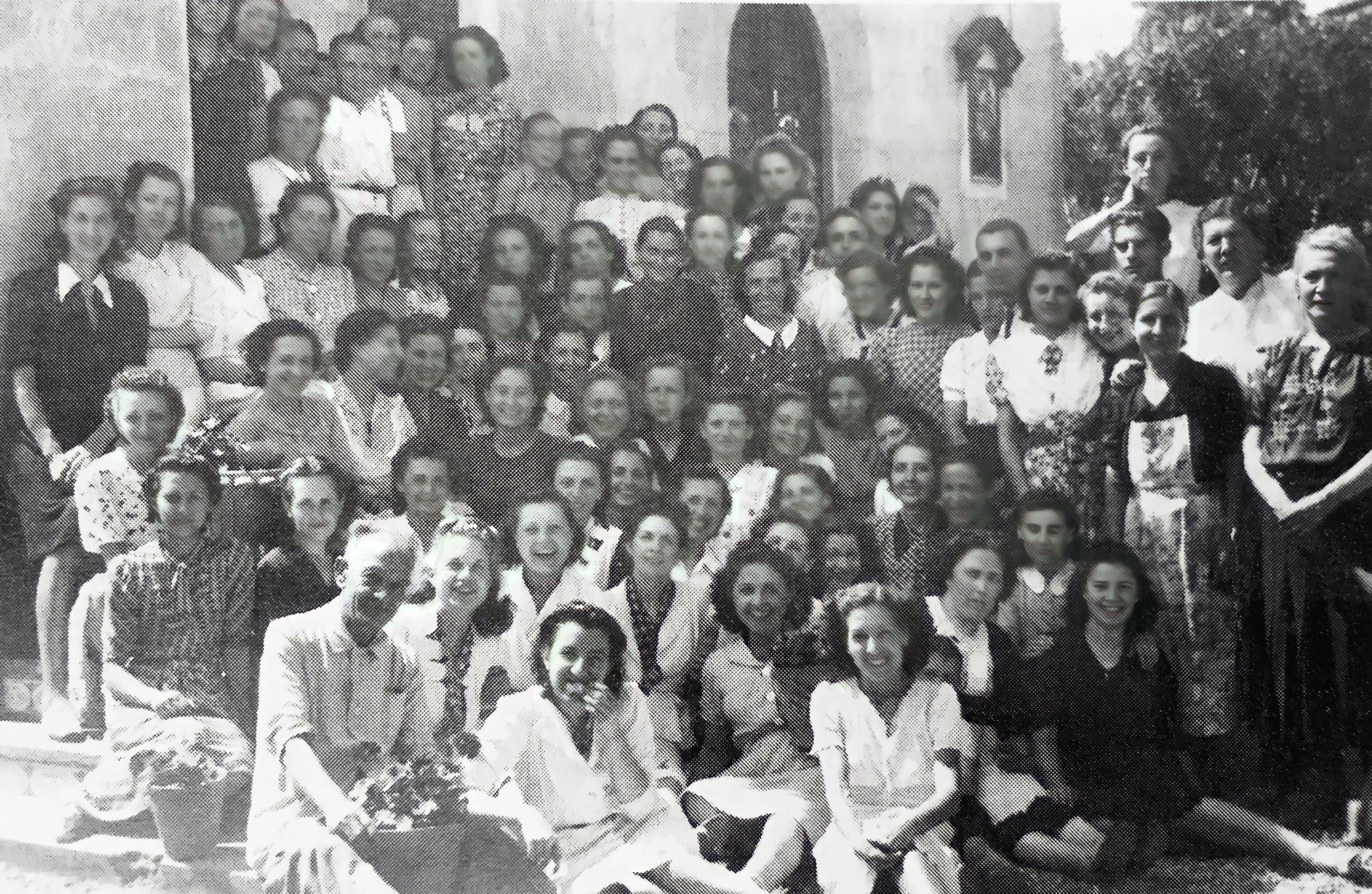 Treballadores de la fàbrica de mantons de Manila de Cerdanyola. FOTO: Arxiu del TOT Treballadores de la fàbrica de mantons de Manila de Cerdanyola. FOTO: Arxiu del TOT
