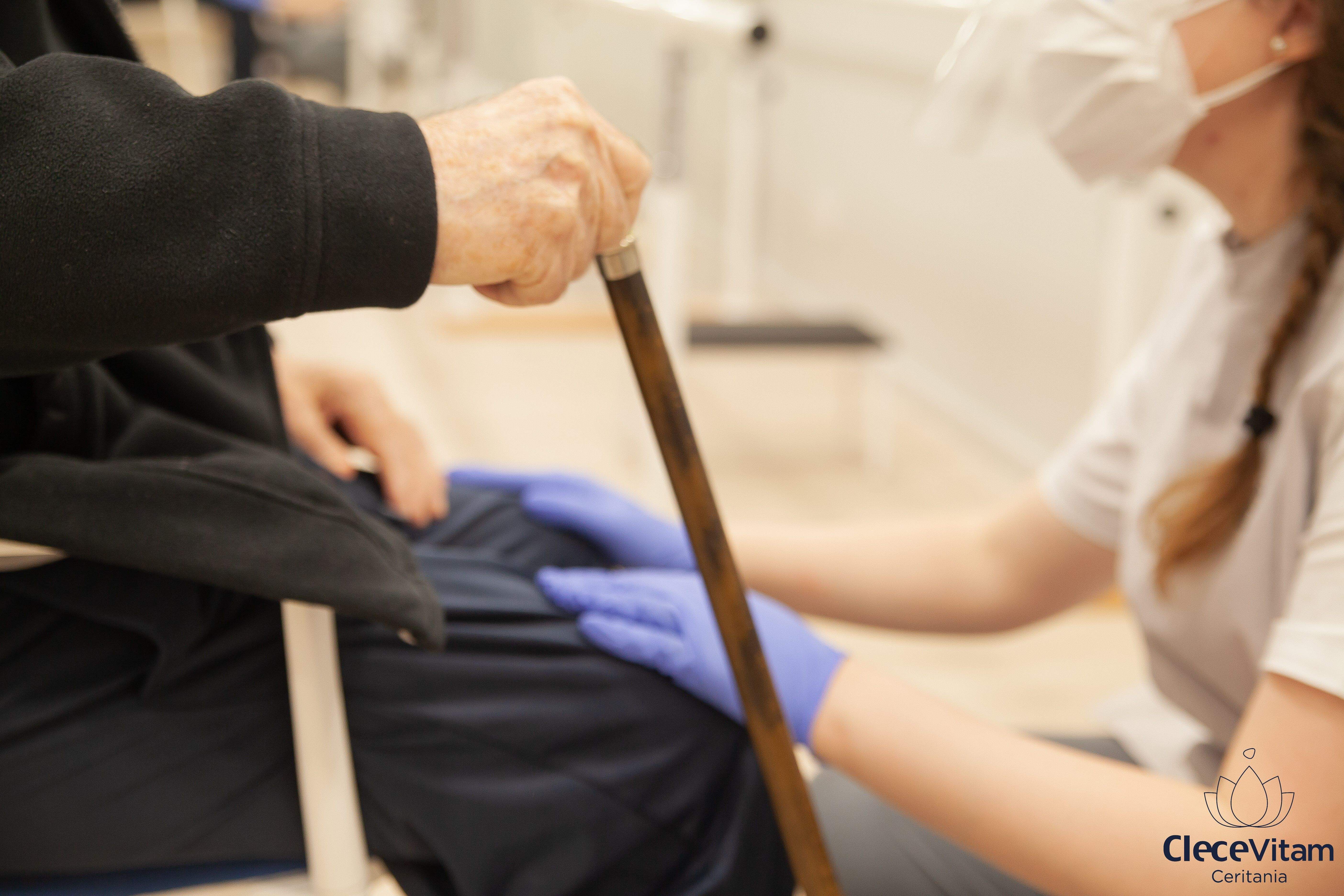 Una persona gran agafa el seu bastó per sortir al carrer a una residència. FOTO: Cedida
