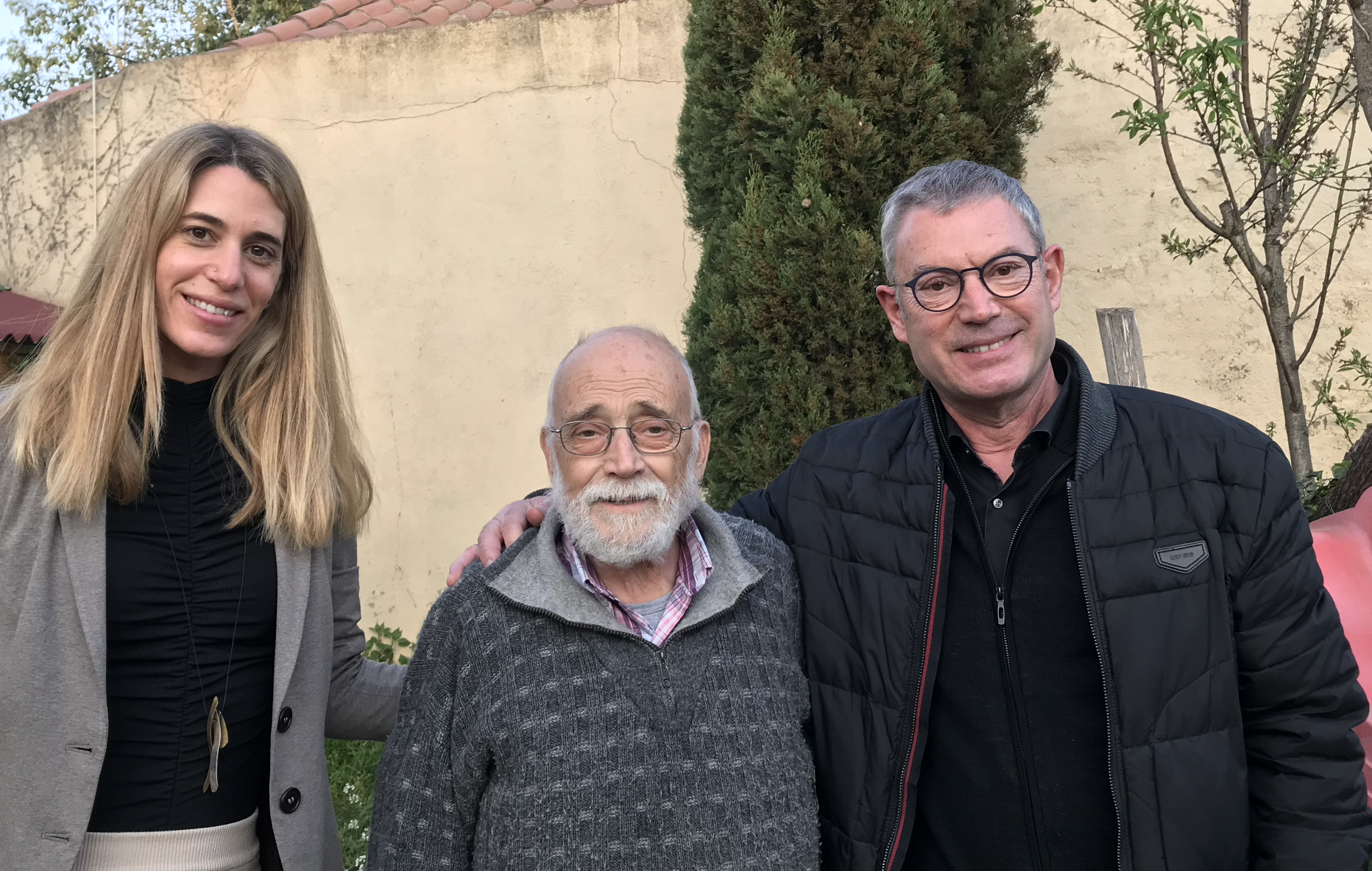 L'Arcadi amb Ramon i Laura Grau, del TOT, al jardí de casa seva. FOTO: Janin L'Arcadi amb Ramon i Laura Grau, del TOT, al jardí de casa seva. FOTO: Janin