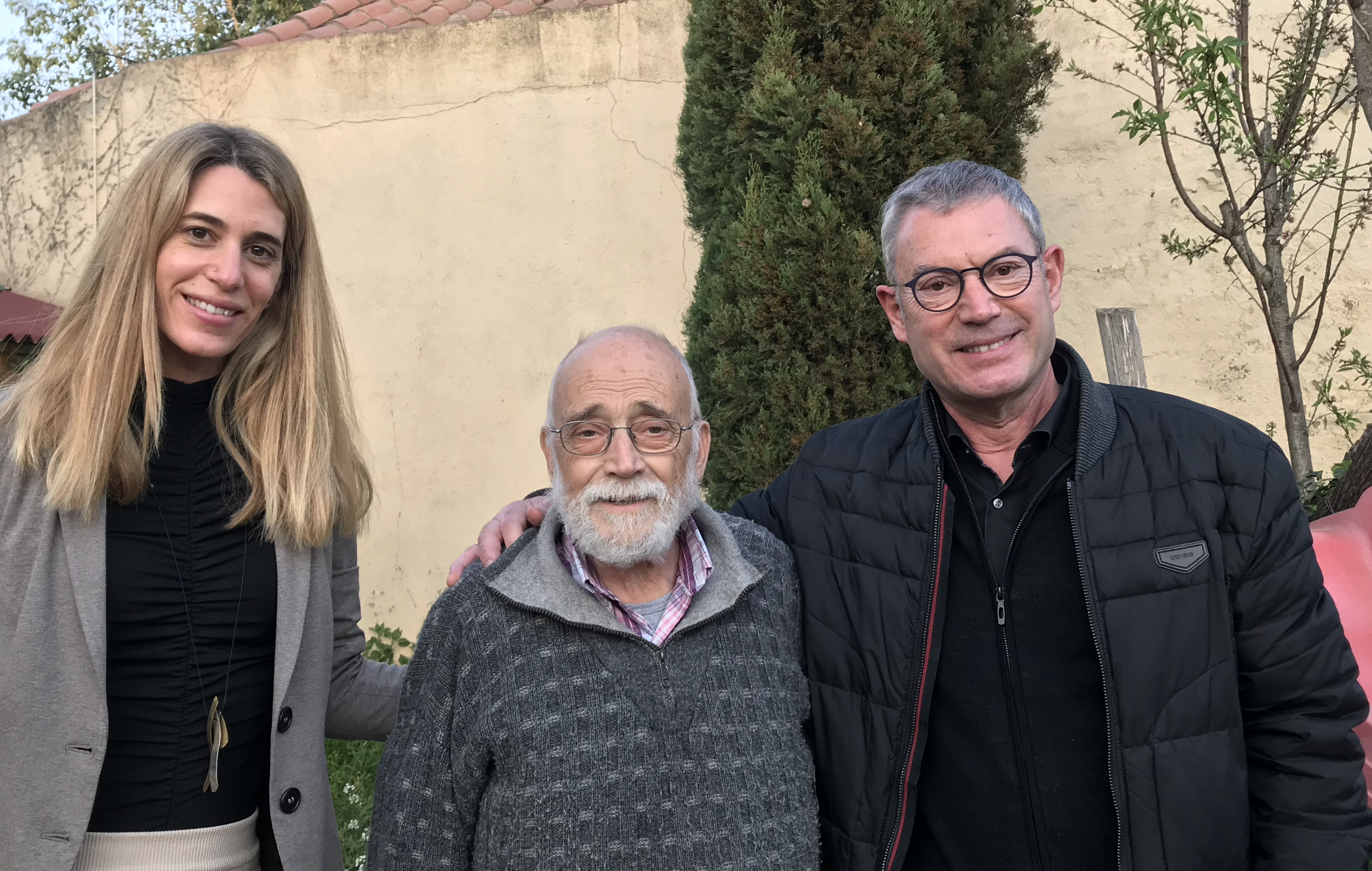 L'Arcadi amb Ramon i Laura Grau, del TOT, al jardí de casa seva. FOTO: Janin