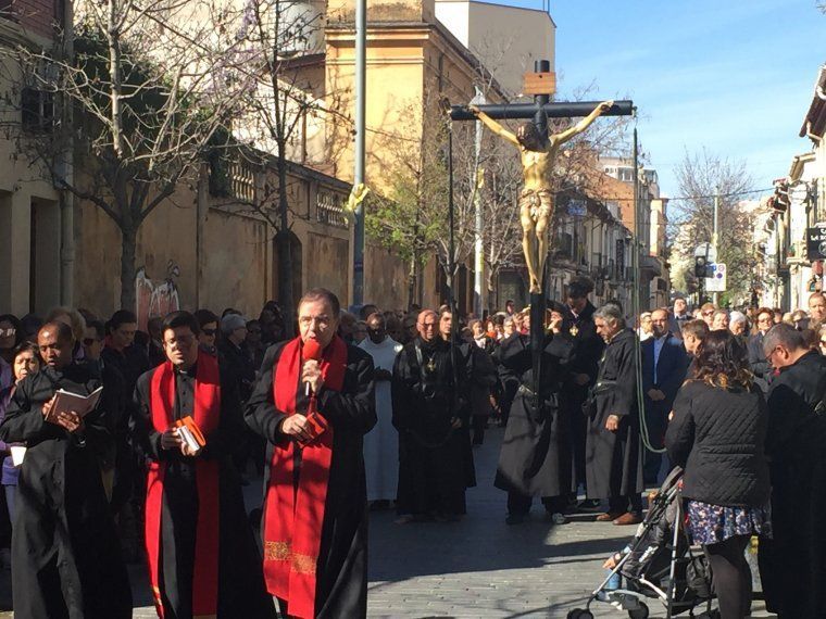 Processó del Sant Crist de l'Agonia, Via Crucis de Cerdanyola del Vallès, al carrer Sant Ramón l'any 2018. FOTO: Arxiu TOT