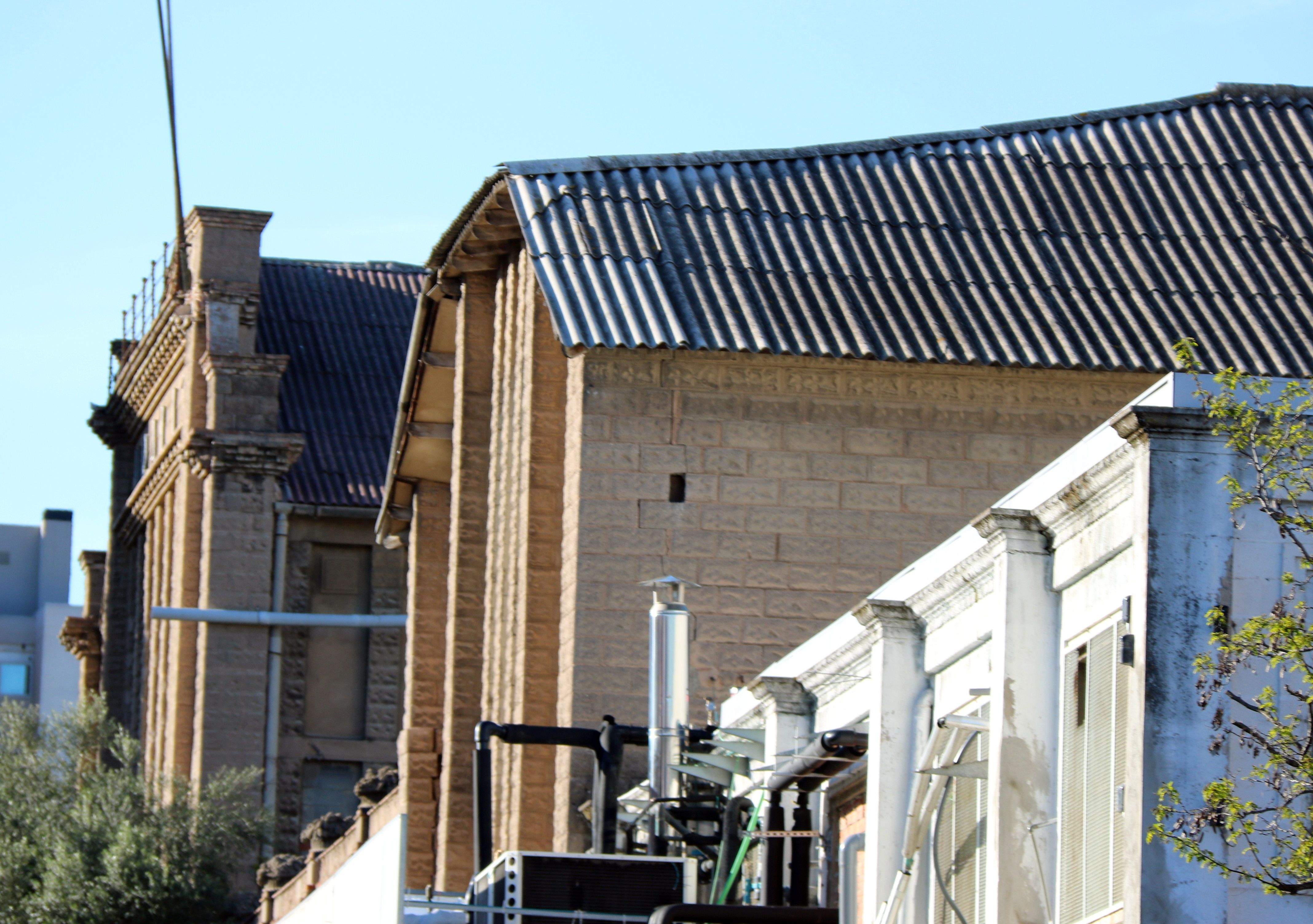 Teulades d'amiant a Cerdanyola. FOTO: Norma Vidal (ACN)