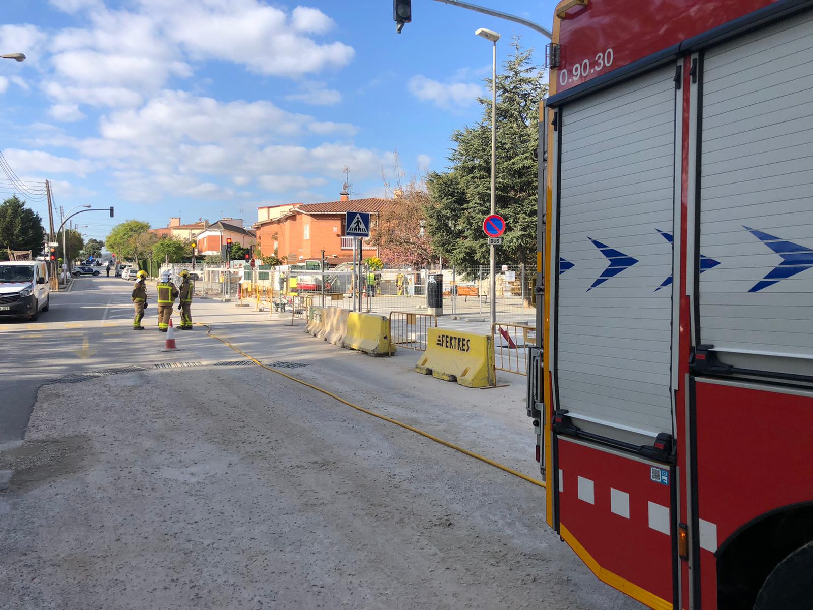 Moment dels treballs a la fuita de gas a l'avinguda Roma. FOTO: Policia Local