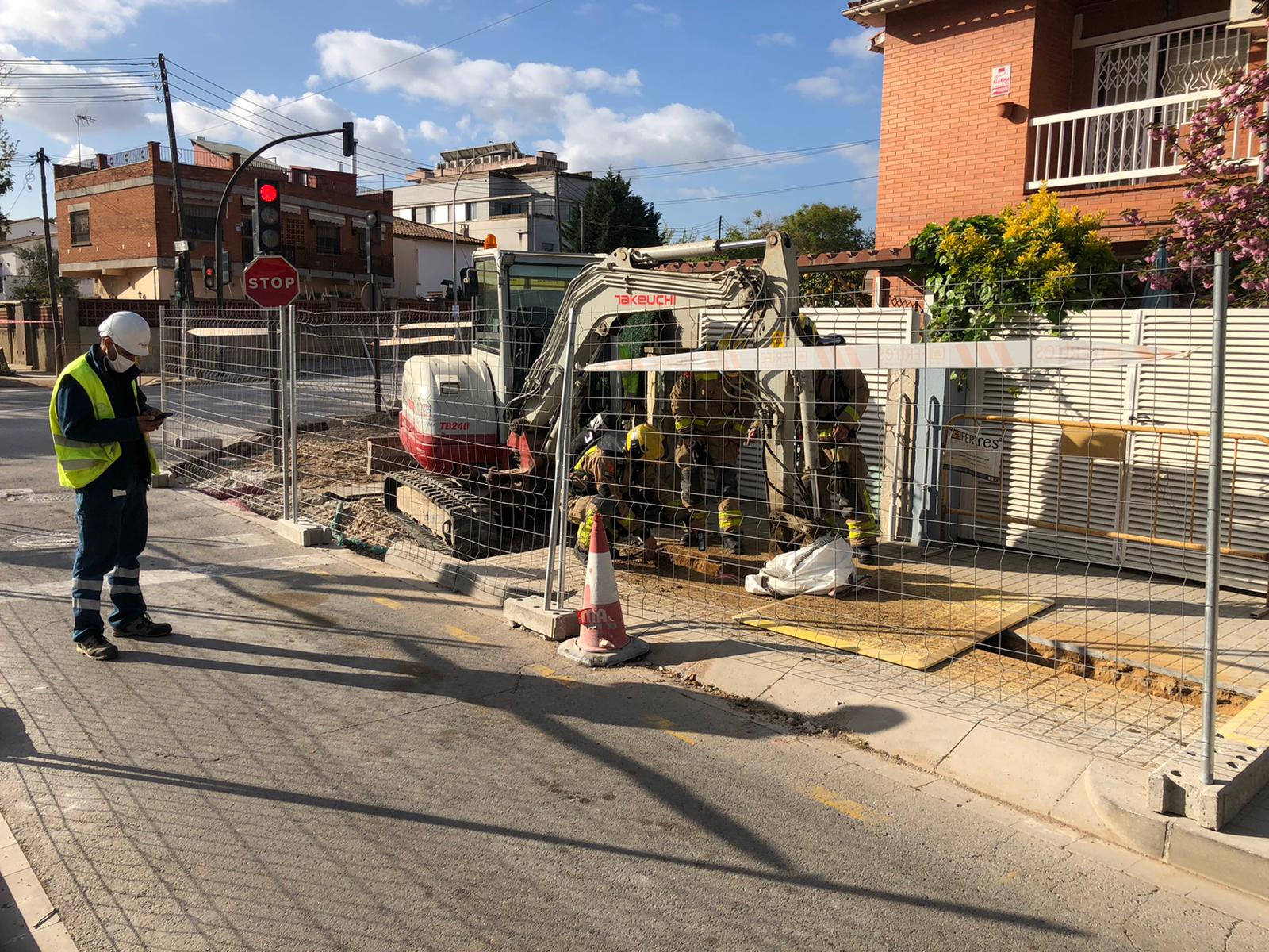 Bombers actuen en la fuita de gas a Serraparera. FOTO: Policia Local