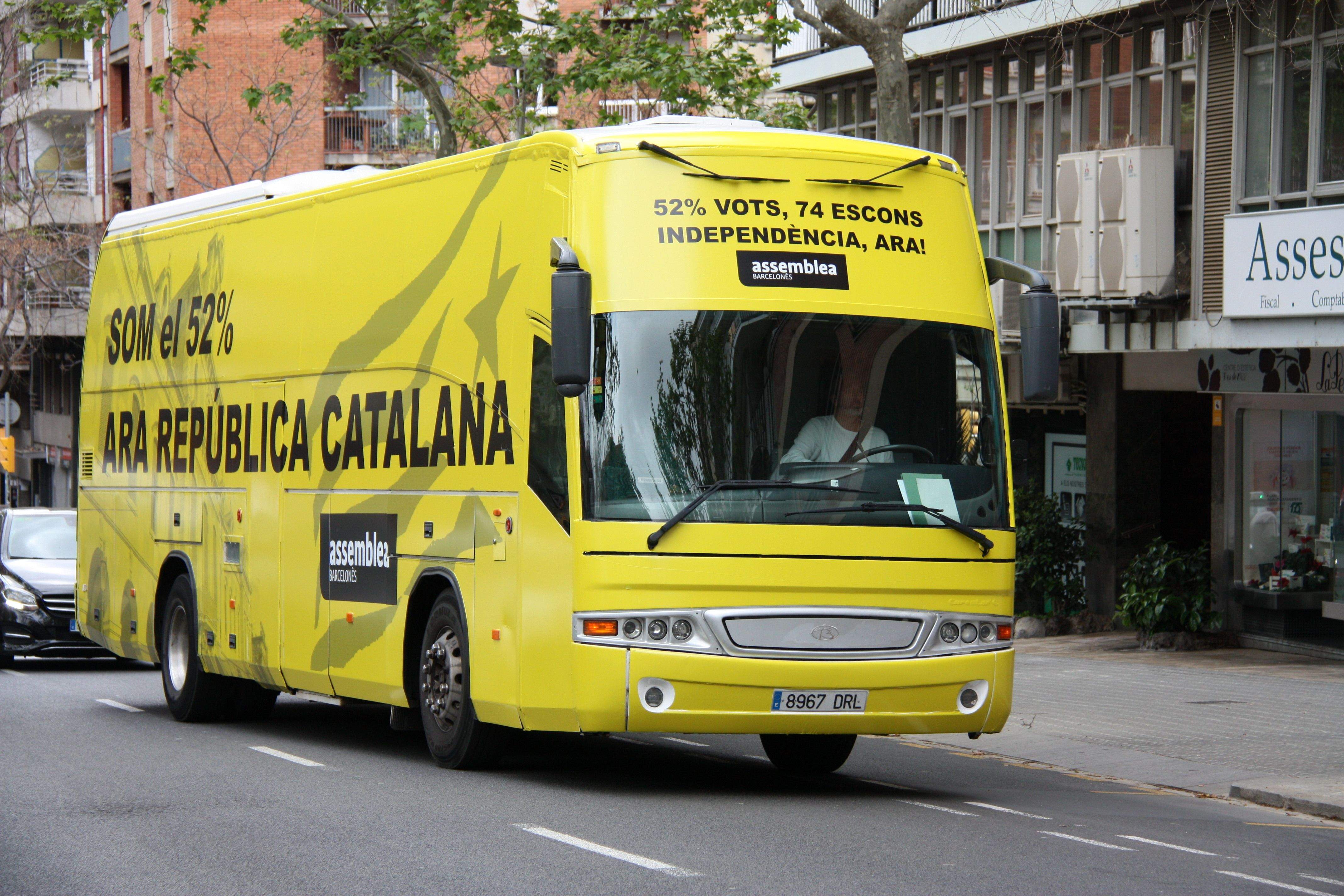 El 'Bus per la independència' de l'ANC. FOTO: Guillem Guardiola (ACN)