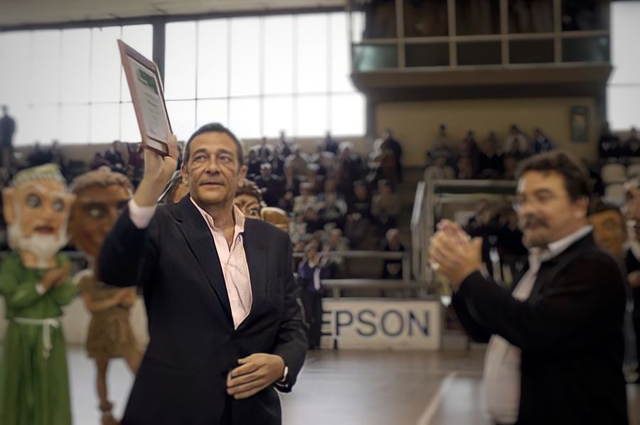 Carlos Trullols rep l'homenatge del Cerdanyola Club d'Hoquei l'any 2004. FOTO: Pepe Urbano