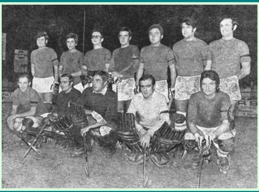 Carlos Trullols, al mig agenollat, amb el seu equip al Cerdanyola Club d'Hoquei. FOTO: Veterans Cerdanyola CH