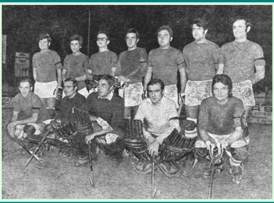 Carlos Trullols, al mig agenollat, amb el seu equip al Cerdanyola Club d'Hoquei. FOTO: Veterans Cerdanyola CH Carlos Trullols, al mig agenollat, amb el seu equip al Cerdanyola Club d'Hoquei. FOTO: Veterans Cerdanyola CH