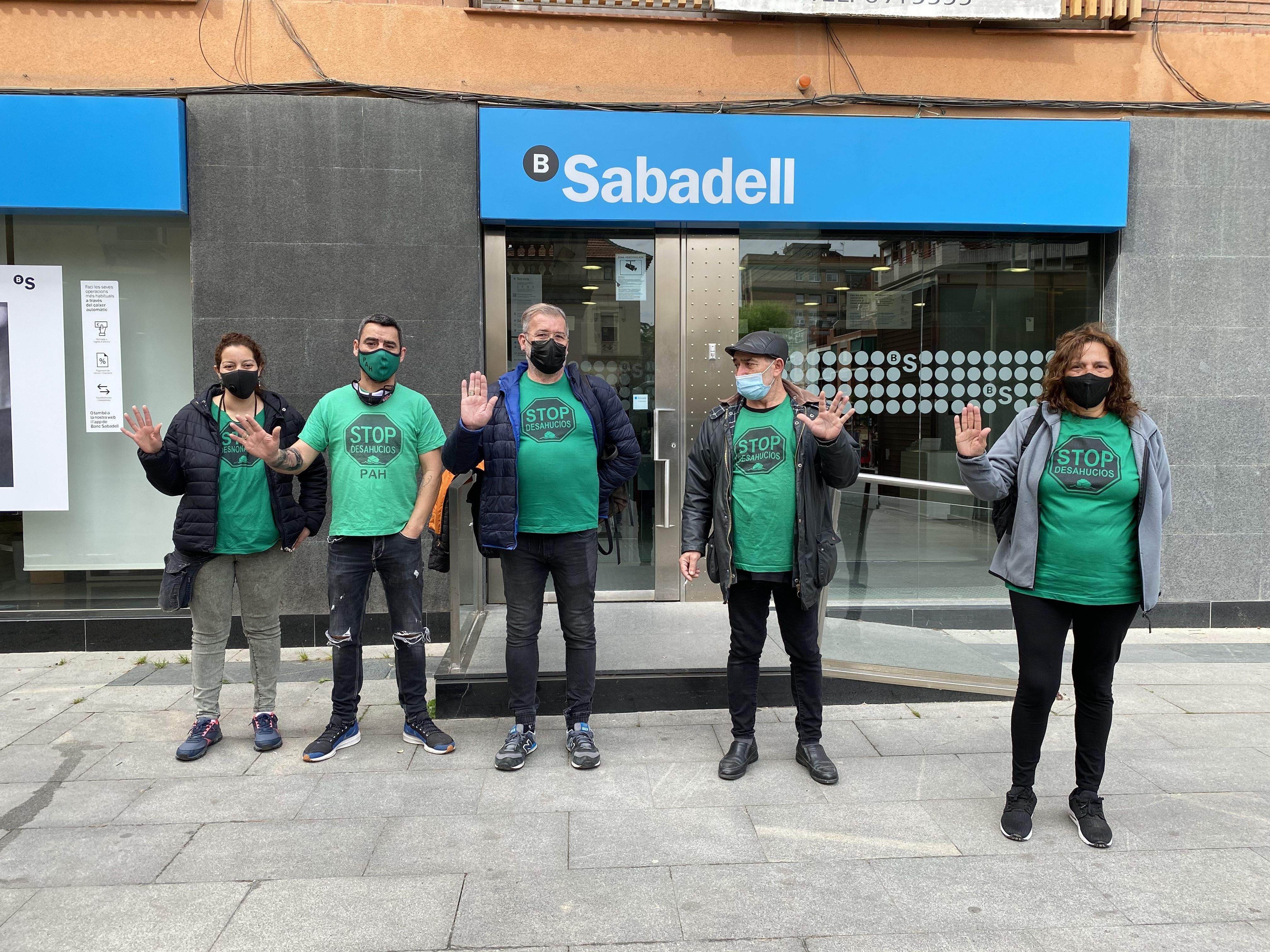 Membres de la PAH davant l'oficina del Banc Sabdell. FOTO: Mónica GM