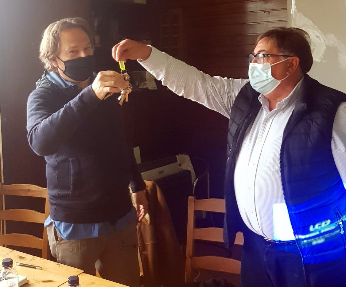 Juan Guijarro lliura les claus del Club de Tennis Cerdanyola al nou president, Lluís Sisquella. FOTO: Cedida